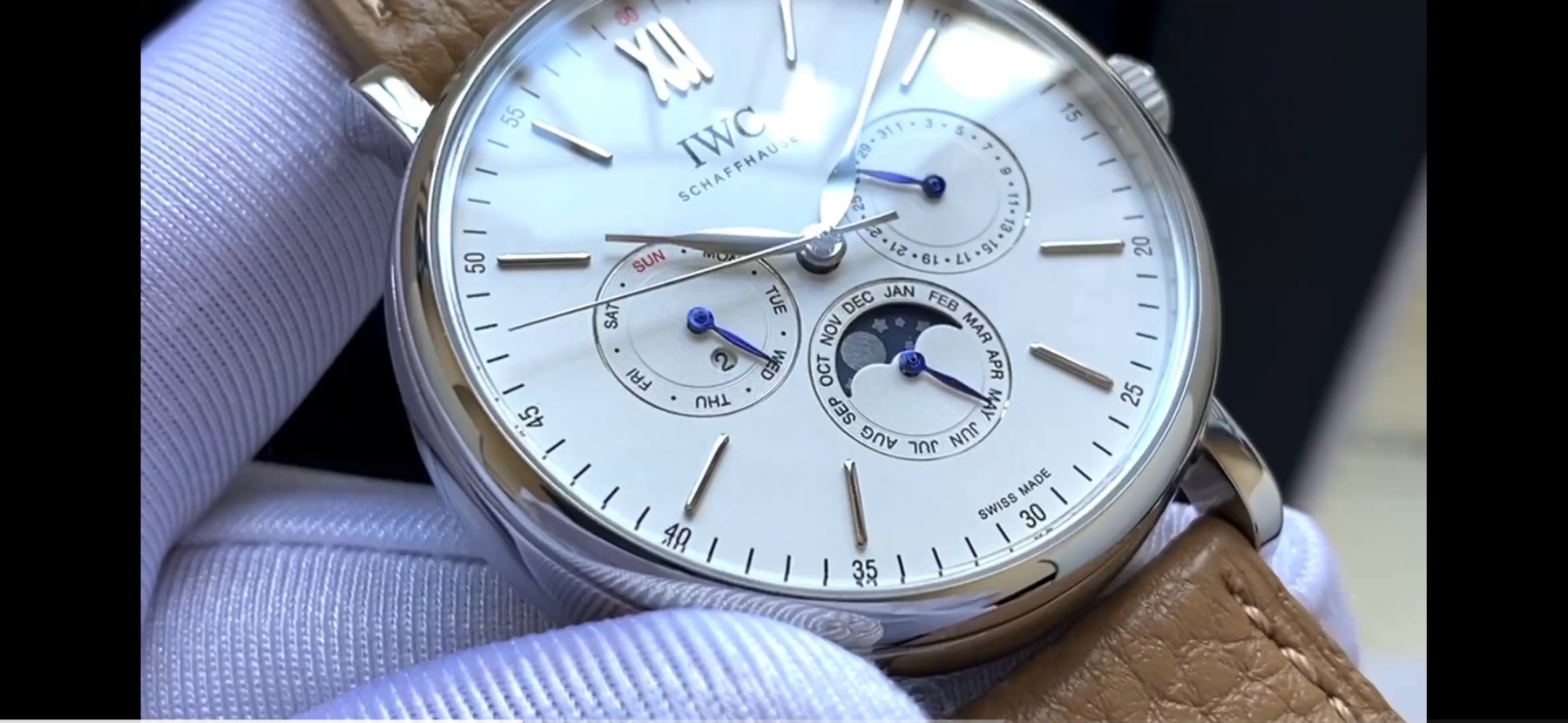🔥顏值巔峰  傾情演繹🔥
IWC旗下最耀眼的明星，萬年一瞬，品鑒IWC萬國柏濤菲諾萬年曆腕表！
1⃣️ 【機芯】採用3836-2型自制機芯，其機芯運轉穩定，月相處更是1:1還原正品，在光線下月相中的星星太陽更是明亮發光，走時精准，幾乎零返修！
2️⃣【表殼】正品開模，1:1完美還原！腕表尺寸40mm，整個表殼採用獨家研發的CNC精磨工藝，與原裝工藝效果如出一轍！
3️⃣【錶盤】錶盤12刻度細節精益求精，1:1還原鍍銀錶盤，9位更是1:1還原閏年設計，採用雙面防反光拱形鍍膜鏡面，使其整體錶盤質感更佳