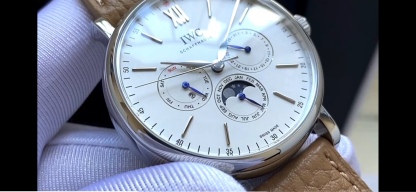 🔥顏值巔峰  傾情演繹🔥
IWC旗下最耀眼的明星，萬年一瞬，品鑒IWC萬國柏濤菲諾萬年曆腕表！
1⃣️ 【機芯】採用3836-2型自制機芯，其機芯運轉穩定，月相處更是1:1還原正品，在光線下月相中的星星太陽更是明亮發光，走時精准，幾乎零返修！
2️⃣【表殼】正品開模，1:1完美還原！腕表尺寸40mm，整個表殼採用獨家研發的CNC精磨工藝，與原裝工藝效果如出一轍！
3️⃣【錶盤】錶盤12刻度細節精益求精，1:1還原鍍銀錶盤，9位更是1:1還原閏年設計，採用雙面防反光拱形鍍膜鏡面，使其整體錶盤質感更佳