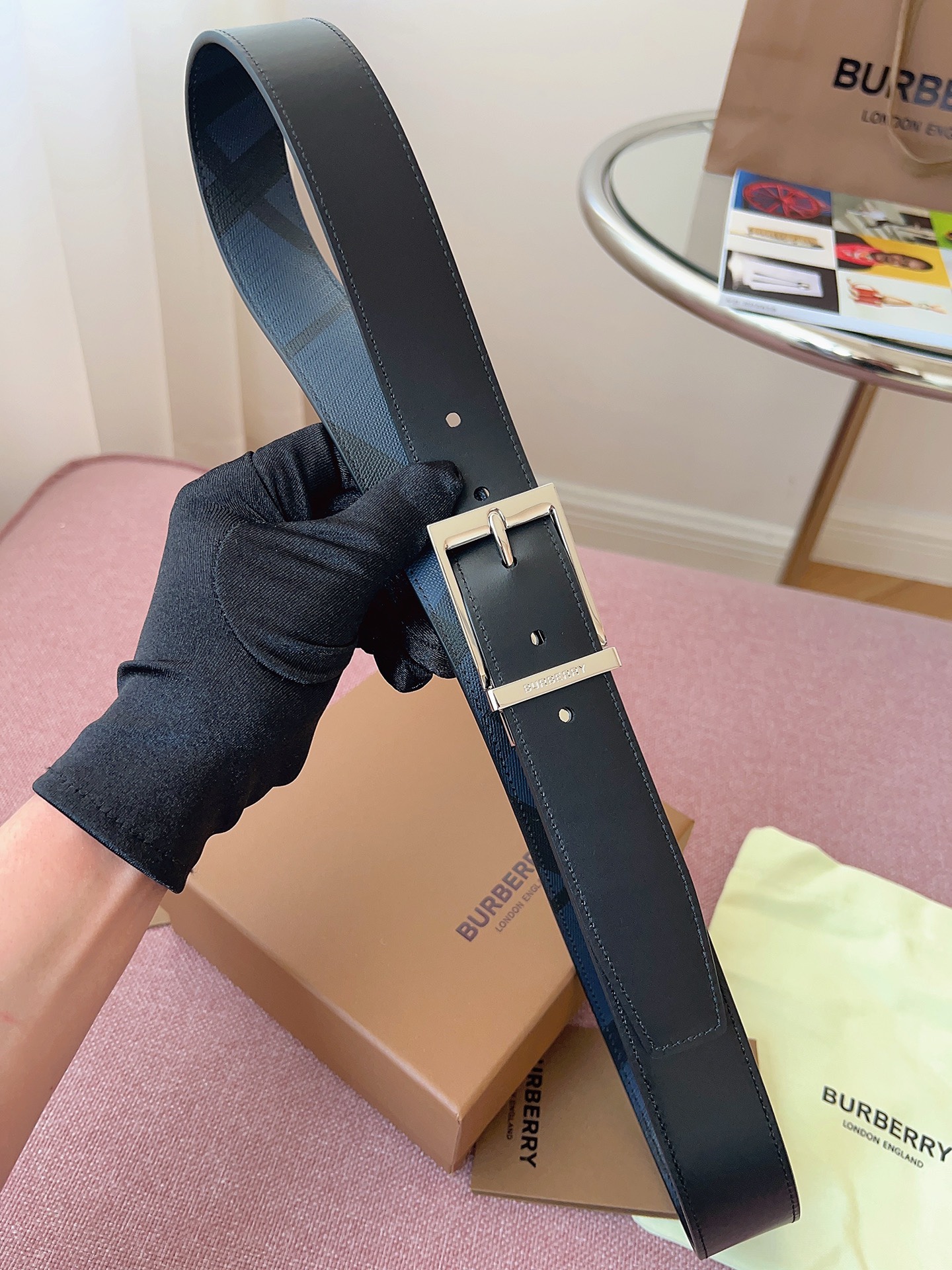 
Burberry博柏利品牌始終秉承傳統精髓，彰顯卓爾不凡的匠制工藝，優雅率性的英倫設計與銳意革新的時尚理念。3.5cm