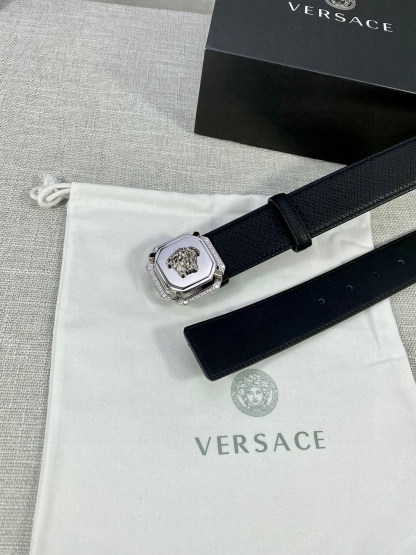 寬度：4.0cm （範思哲）兩面荔枝紋腰帶飾有標誌性的Versace美杜莎頭像扣，彰顯品牌格調。是一款精美的衣櫥必備單品。