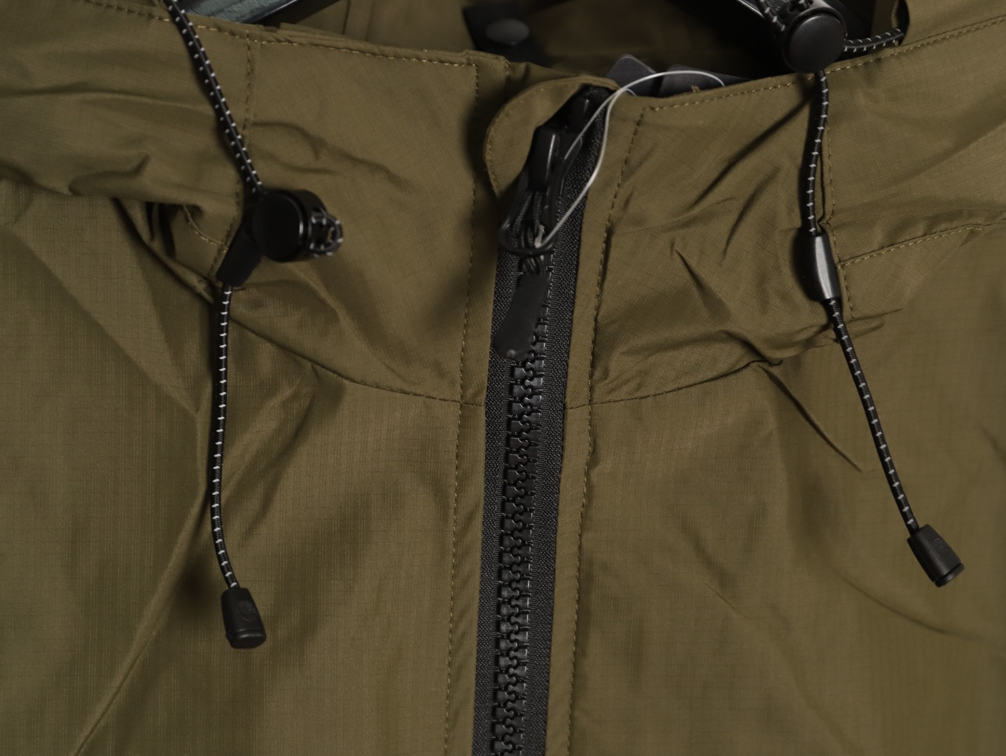Stone Island/石頭島 24ss 手臂刺繡羅盤衝鋒衣外套
石頭島春季最熱單品 超級吸睛的一款衝鋒衣外套 一眼就能愛上 採用梭織防風防水面料 手感細膩順滑 寬松連帽的版型  水洗標一應俱全 細節滿滿的一款衝鋒衣 大廠代工 品質可靠 

-略帶復古感的機能衝鋒衣 城市徒步 戶外穿行都很出挑 男女都可以駕馭的一款潮流單品 
Color：黑色
A Size：S-XXL