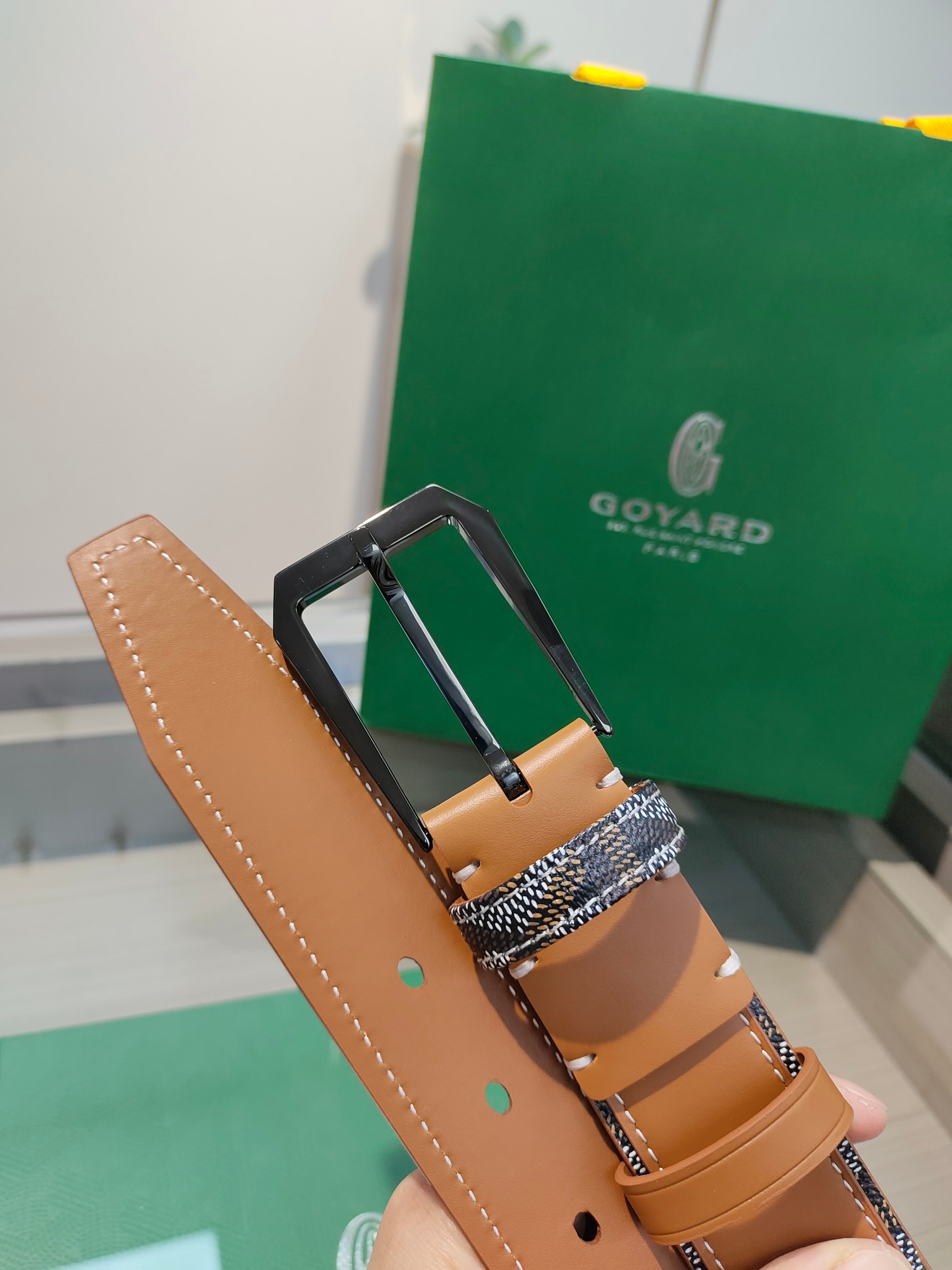
Goyard(戈雅)腰帶源於法國奢侈品牌，設計風格簡約低調，腰帶身有標誌性帆布搭配進口頭層牛皮，腰帶扣採用簡約精品鋼扣，延續品牌的低調奢華，帶身寬度3.4CM，適用商務休閒日常佩戴。