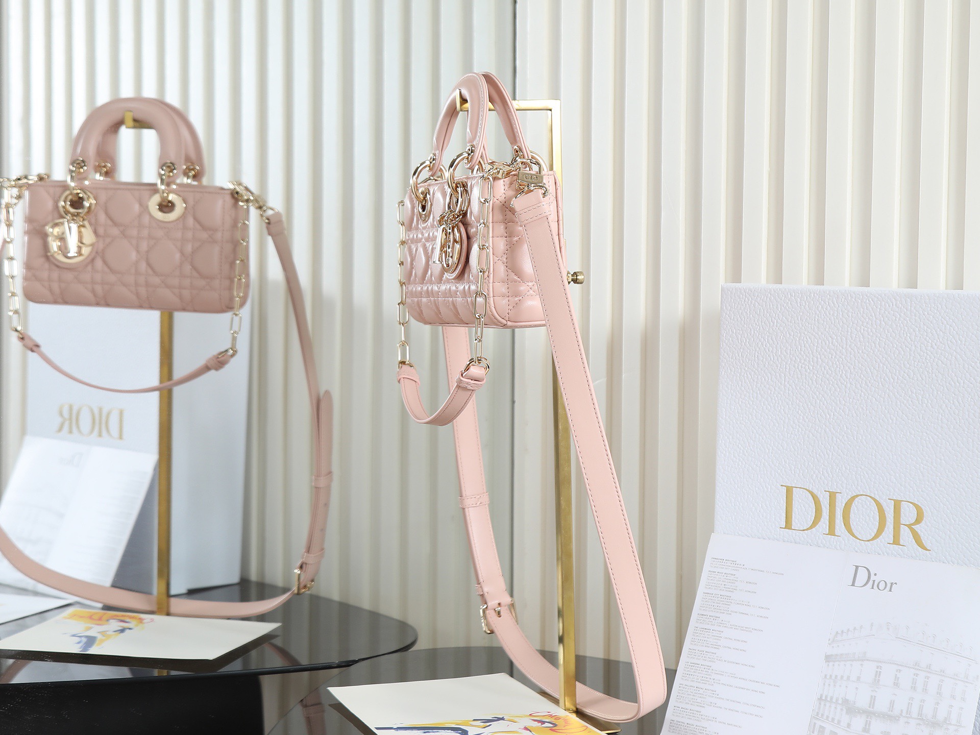 原廠級 粉色 迷你尺寸
𝗗𝗶𝗼𝗿 𝗗-𝗝𝗼𝘆 𝗯𝗮𝗴羊皮2025款新款
時尚果然就是輪回，回歸了一把中古戴妃
長方包形，短鏈條➕細長肩帶直接封神！！
復古時髦感超強，真是什麼場合都可以把住
絕對是lady中的天花板了，強勢出圈啦姐妹們
款號：0636
尺寸：19x10.5x5.5cm
