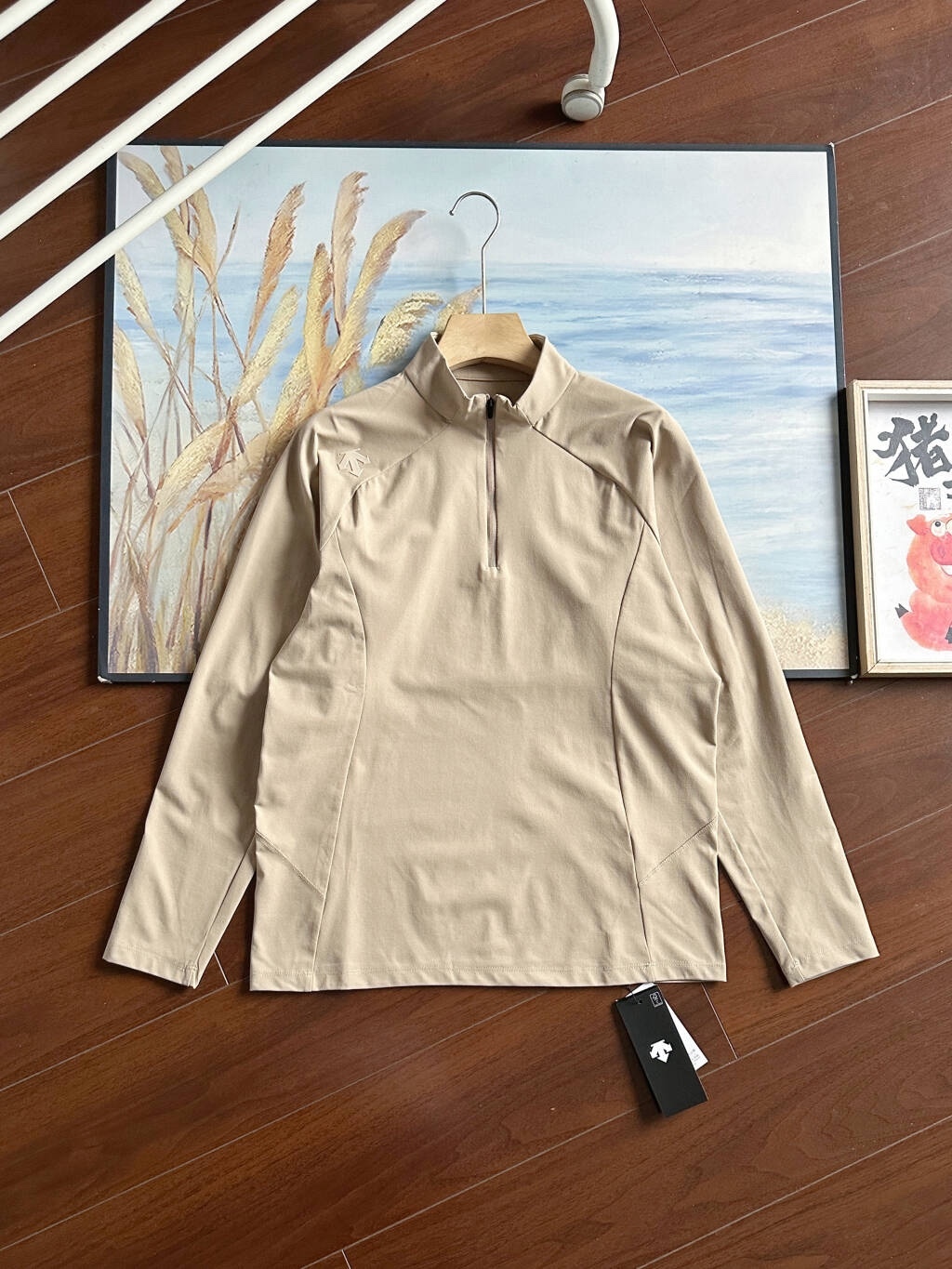 2026春秋新款迪桑特DESCENT  TRAINING 秋季新款半拉男士SOLOTEX長袖
功能型速乾，上身超級舒服，男士內搭打底良品！好貨不多，速度備起來啦！
清遠代工，純正出口的訂單，同款國內門店有售，
 德國拜耳公司的頂級面料！上身巨舒服，運動健身不拘束，，超強！中等厚度，不厚，上身無拘束感運動時直接外穿也OK！
  純色經典款，適合任意年齡段，任意場合，立領風格，穩重又盡顯莊重，運動又不失休閒，真的超級經典的款式，室外運動、打籃球、跑步、羽毛球，上身一件足以！