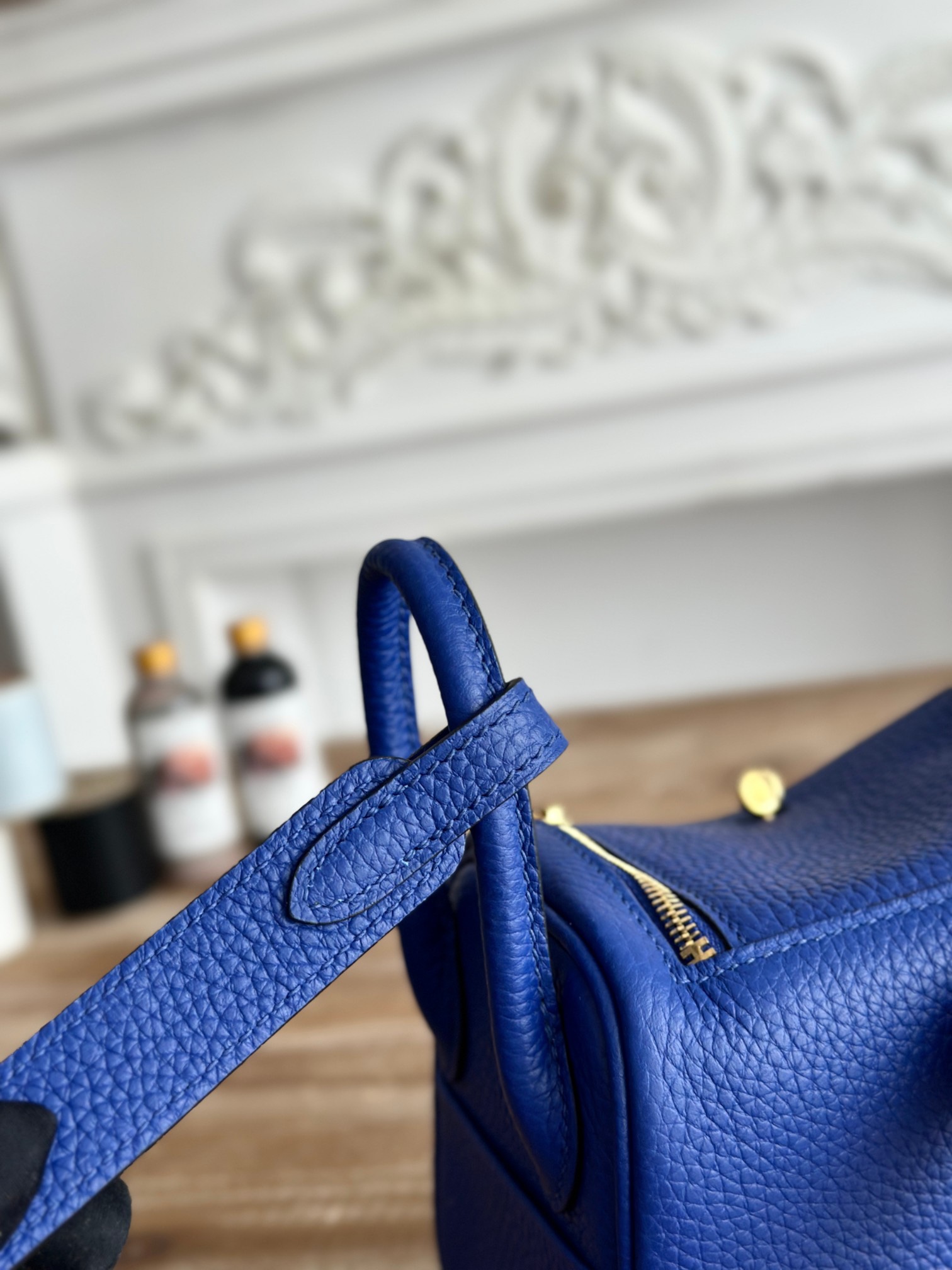 琳迪lindy 19cm	
Tc皮 蜜蠟線半手工縫製
lindy19保留了琳迪包所有細節的完整設計，側口袋、拉鍊等全部都是經典的設計√
這只小可愛暴擊了多少人的少女心