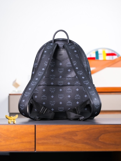 𝙈𝘾𝙈 𝙎𝙩𝙖𝙧𝙠 𝙎𝙞𝙙𝙚 𝙎𝙩𝙪𝙙𝙨，𝘽𝙖𝙘𝙠𝙥𝙖𝙘𝙠 𝙞𝙣 𝙑𝙞𝙨𝙚𝙩𝙤𝙨黑色小中号#铆钉双肩背包🎒黑色
# 男女同款包 # 背包里的黑酷天花板
这款双肩背包结构规整，采用经典Visetos材料制成，并饰以豪华的Nappa皮革饰边，其内部空间充裕，金字塔形的铆钉侧边使其前卫感十足。