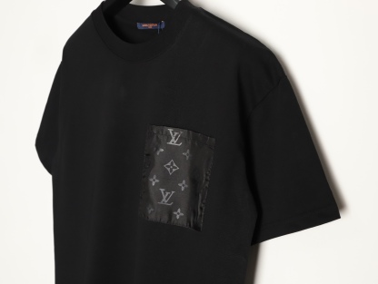LOUIS VUITTON/路易威登LV  暗紋老花口袋短袖T恤  
面料採用300克重雙紗面料，定制32支1*1螺紋，成衣兩遍水洗處，面料舒適親膚無異感，定制定染面料， 紡織密度高，垂感佳，不易變形，厚織感加上緊密紡紗工藝，不會影響面料的透氣性，成色的飽和度很高，進口數碼直噴印花工藝，百搭好看的一款短袖，寬松版型遮肉顯瘦不挑人
M1 Size: XS-L