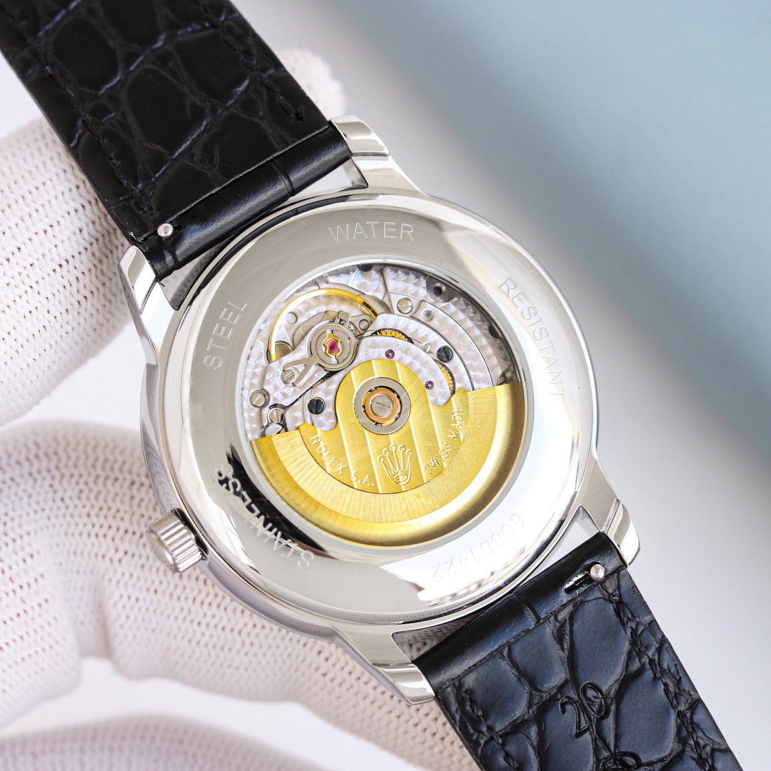 最新力作，市場最高版本最新推薦款，勞力士👑切利尼月相系列.男士腕表簡單不失大氣[勝利]搭載精准瑞士ETA2824-2機芯（6字位真日曆與24小時日月星辰功能）40mm表徑，316精鋼表殼，耐磨抗刮藍寶石玻璃，原裝品質針扣，具備超強防水功能，搭配意大利牛皮讓手腕更貼合舒適！TW工廠出品的勞力士充分體現了高級制表業最純粹的傳統！適合各種商務場合，簡斂精緻不失優雅！