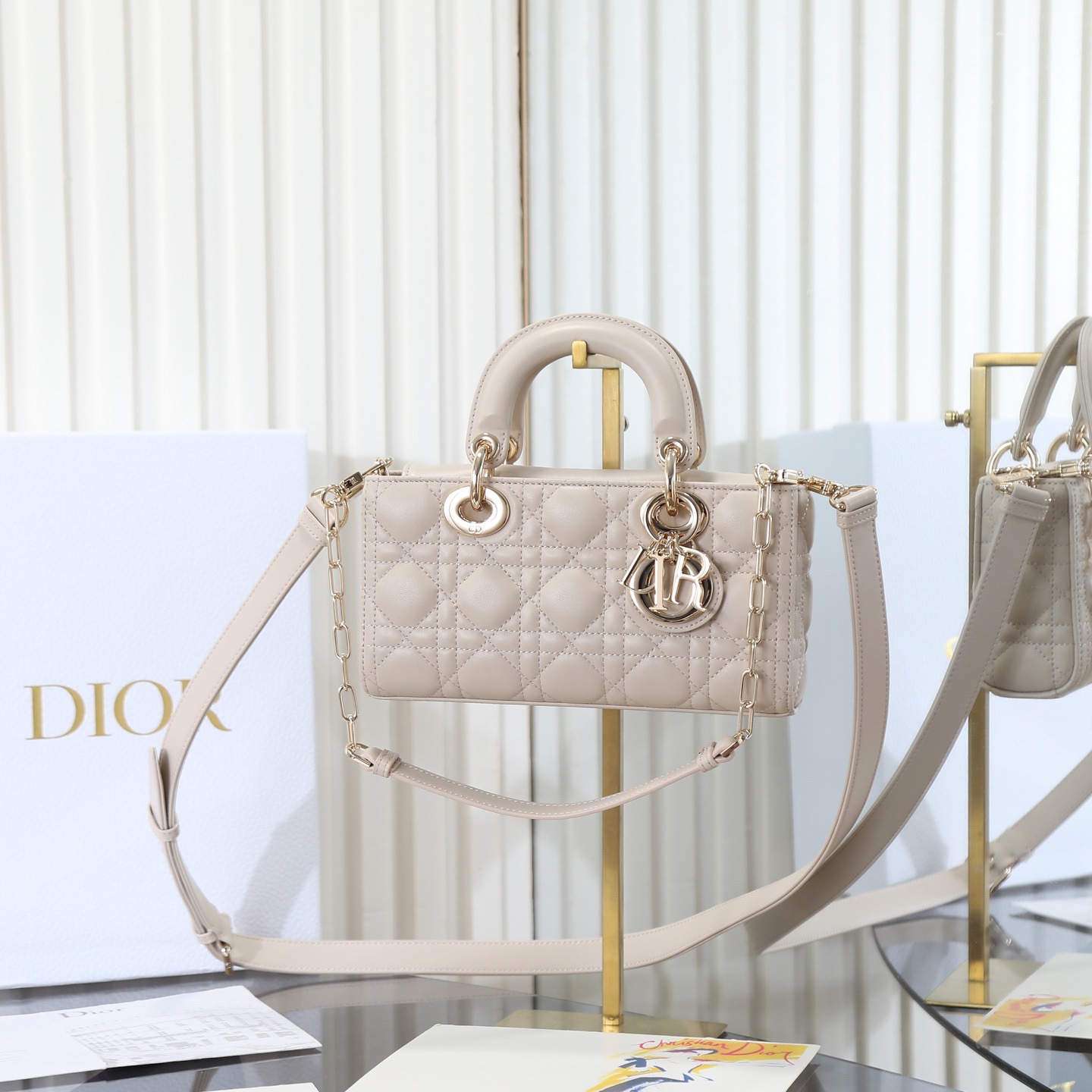 D-joy  原廠級別 

小號尺寸 米色現貨‼️ M0613

全新D-joy強勢回歸，最新小號✔️大爆款的節奏🔥，包包自帶兩條肩帶，多種背法🙋🏻‍♀️，上身又美又颯，經典的菱格設計🥅，搭配漆皮優雅又時尚🌿

size：22.5-6-11.5cm
