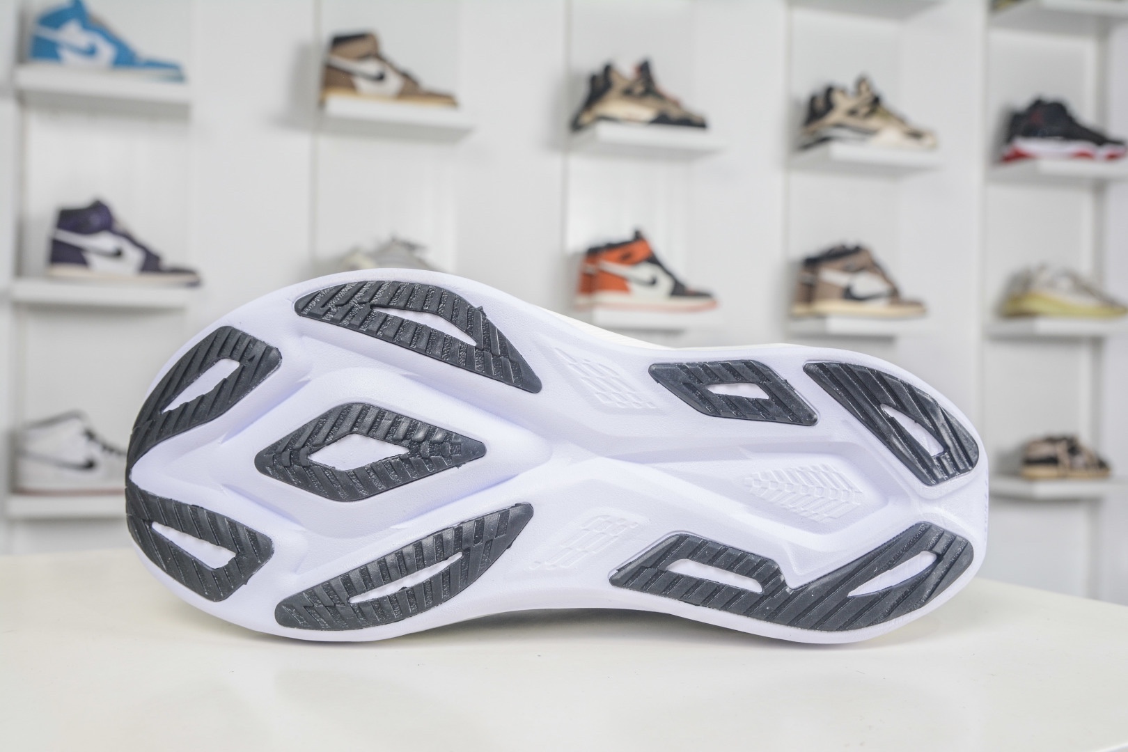 Asics SuperBlast 3 輕量回彈舒適透氣支撐跑步鞋 
貨號：1013A177 002
尺碼：36 37 37.5 38 39 39.5 40 40.5 41.5 42 42.5 43.5 44 44.5 45