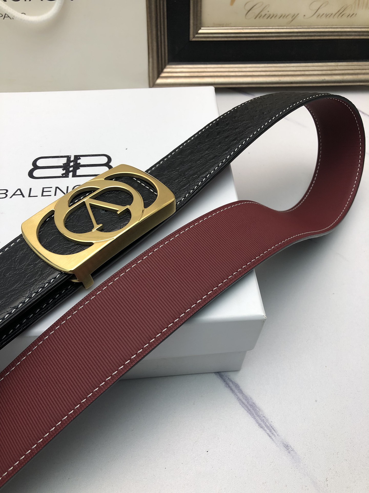 華倫天奴：原單頭層牛皮駝鳥花紋，內襯頭層壓橫紋牛皮底，營造織紋外觀。飾以標誌原單扣。專櫃寬度4.0