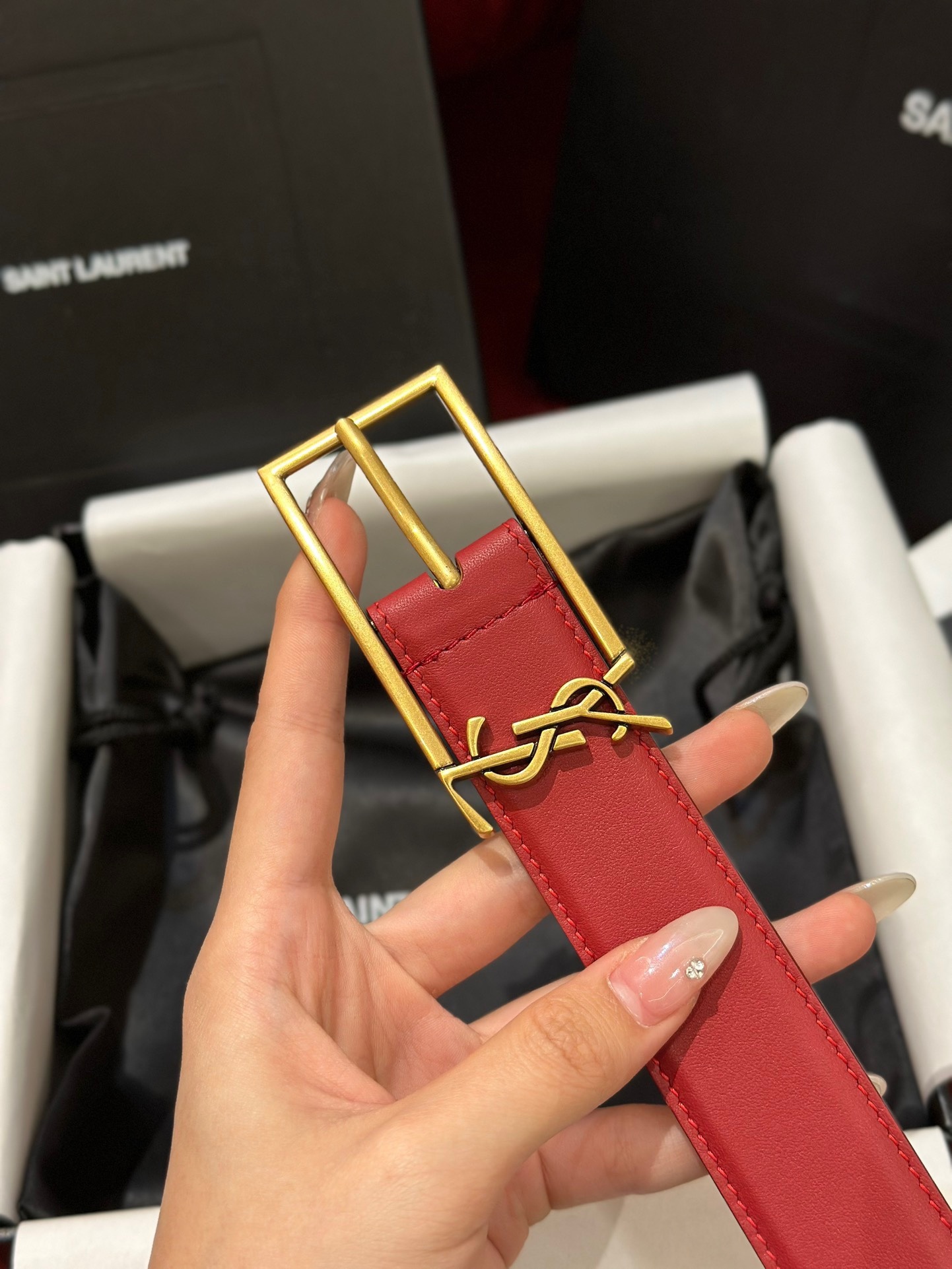 新款聖羅蘭 YSL
這款女款腰帶復古精工金屬扣將復古風與現代時尚相融合，呈現的恰到好處，時尚標配青睞有加，每針每一線都非常精緻，雙面頂級牛皮材質，搭配頂級黃銅針扣寬度3.0