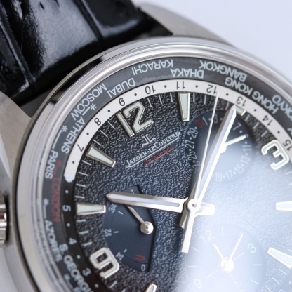 積家 北宸系列 Geographic WT“全球限量版”地理學家世界時腕表採用藍黑漸變色與全黑色錶盤 腕表的凸緣顯示全球24個時區 成為行動派男士旅行期間的可靠搭檔  佩戴者可透過10時位置的表冠設定 尺寸43mm表殼 316L鋼殼 搭配拱“鍋蓋”鏡面 採用亞洲機芯復刻版：936A/1自動上鏈 技術無與倫比 城市名部分以乳白色為基底 2時位置的日曆顯示 6時位置的第二時區顯示和10時位置的動力儲存顯示副錶盤飾以太陽放射狀飾紋 進口牛皮 升級版原裝折疊扣 精緻推薦男士多功能機械腕表