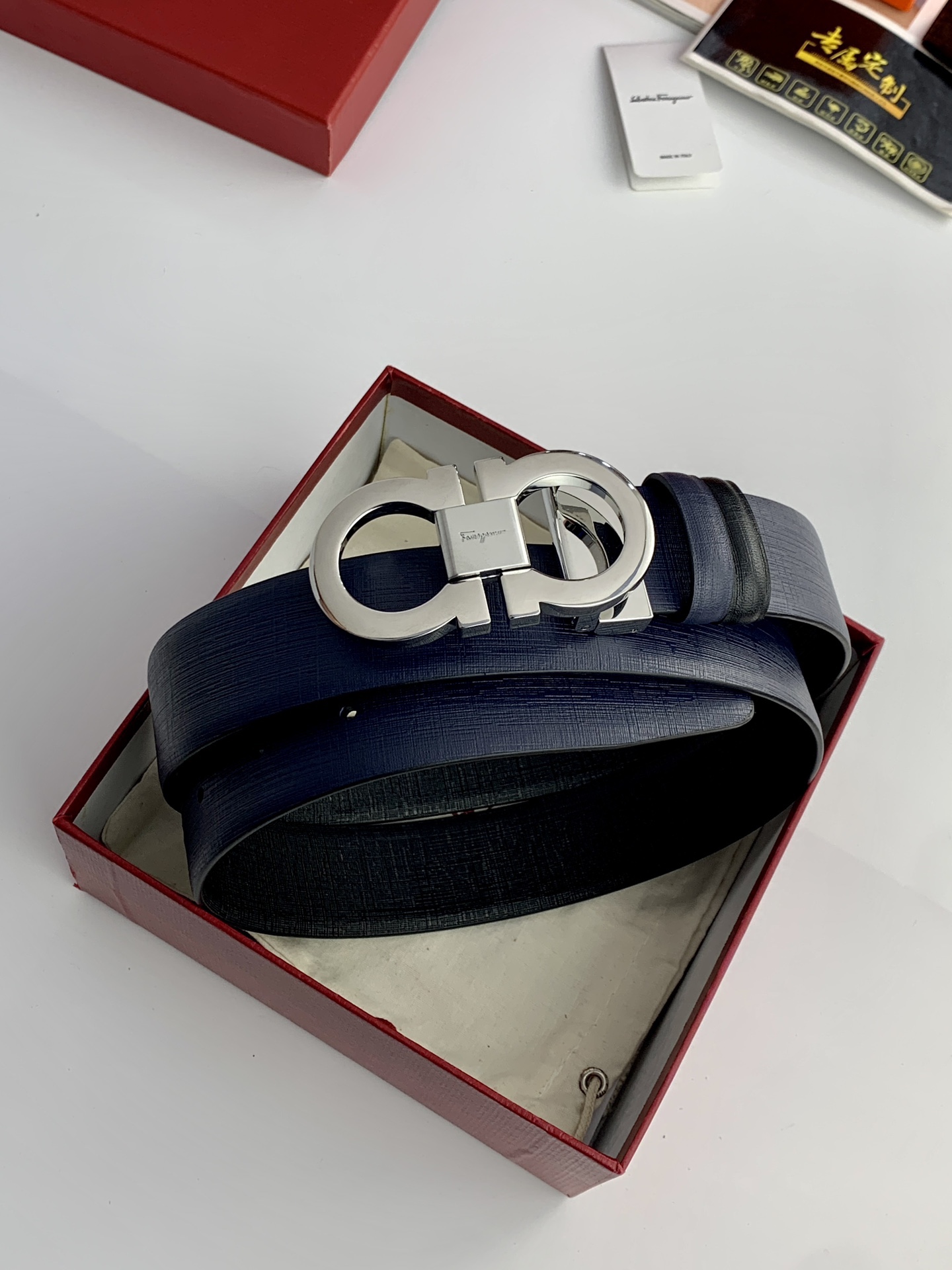 〖F家〗這款皮帶採用雙面小牛皮，搭配純銅八字扣，打造高雅考究的造型。寬3.5cm，長度可調節，達到量身定制般的修身效果。