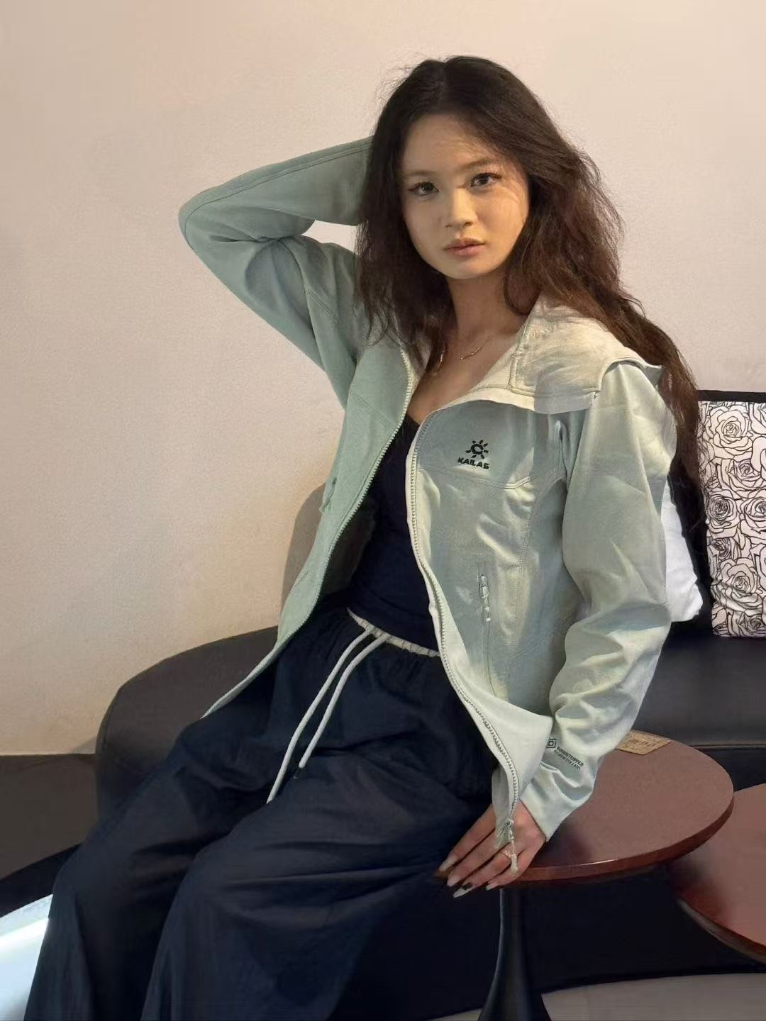 🔝KAILAS 凯乐石 M8 IC 运动户外登山徒步防风防泼保暖透气薄绒软壳拉链外套

某物在售同款 市面最好的货！ 全身压胶工艺 内里薄绒与鸟家伽马MX版型做工设计基本一致！

kailas自研科技面料 外层防风防水防冰内里采用中空保暖面料 立体薄绒 轻盈亲肤 保暖透气 有效抵挡在户外遇到的任何情况！ 前胸贴合口袋压胶 腋下一整片裁片的平车走线加压胶工艺 防止湿气冷气入侵的时候 衣服表面更加平整 大厂精湛做工 无可挑剔！
 3D风雪帽加中高帽领的设计 更有效防护颈部脸部冷风灌入且不遮挡视线