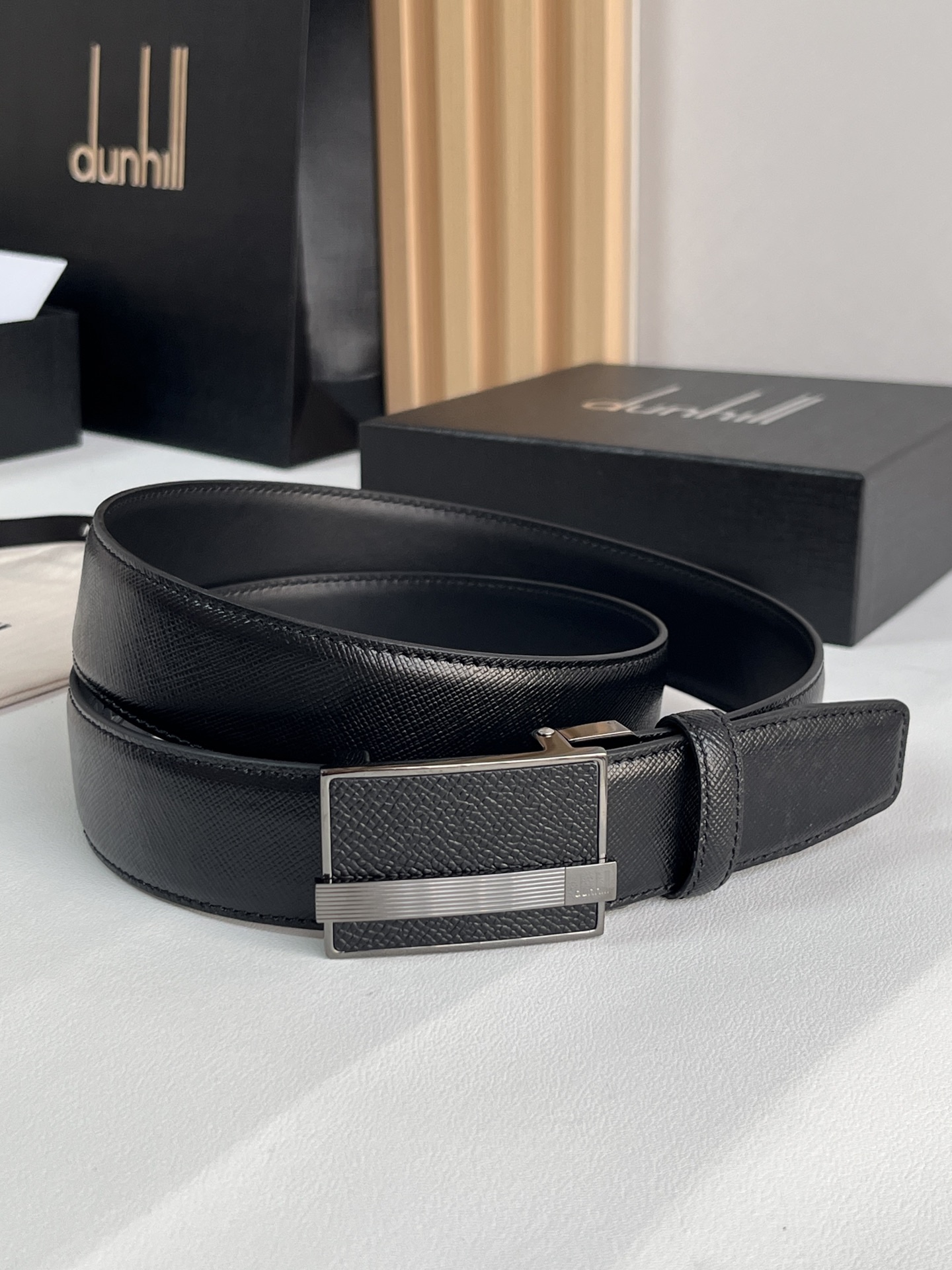 登喜路（Dunhill）是一家英國倫敦的男士奢侈品牌。皮帶以其精湛的工藝和經典的設計，成為男士配飾中的精品。皮帶的質感好、耐用性強，商務休閒百搭款！