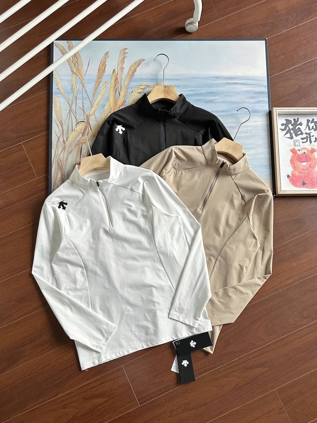 2026春秋新款迪桑特DESCENT  TRAINING 秋季新款半拉男士SOLOTEX長袖
功能型速乾，上身超級舒服，男士內搭打底良品！好貨不多，速度備起來啦！
清遠代工，純正出口的訂單，同款國內門店有售，
 德國拜耳公司的頂級面料！上身巨舒服，運動健身不拘束，，超強！中等厚度，不厚，上身無拘束感運動時直接外穿也OK！
  純色經典款，適合任意年齡段，任意場合，立領風格，穩重又盡顯莊重，運動又不失休閒，真的超級經典的款式，室外運動、打籃球、跑步、羽毛球，上身一件足以！