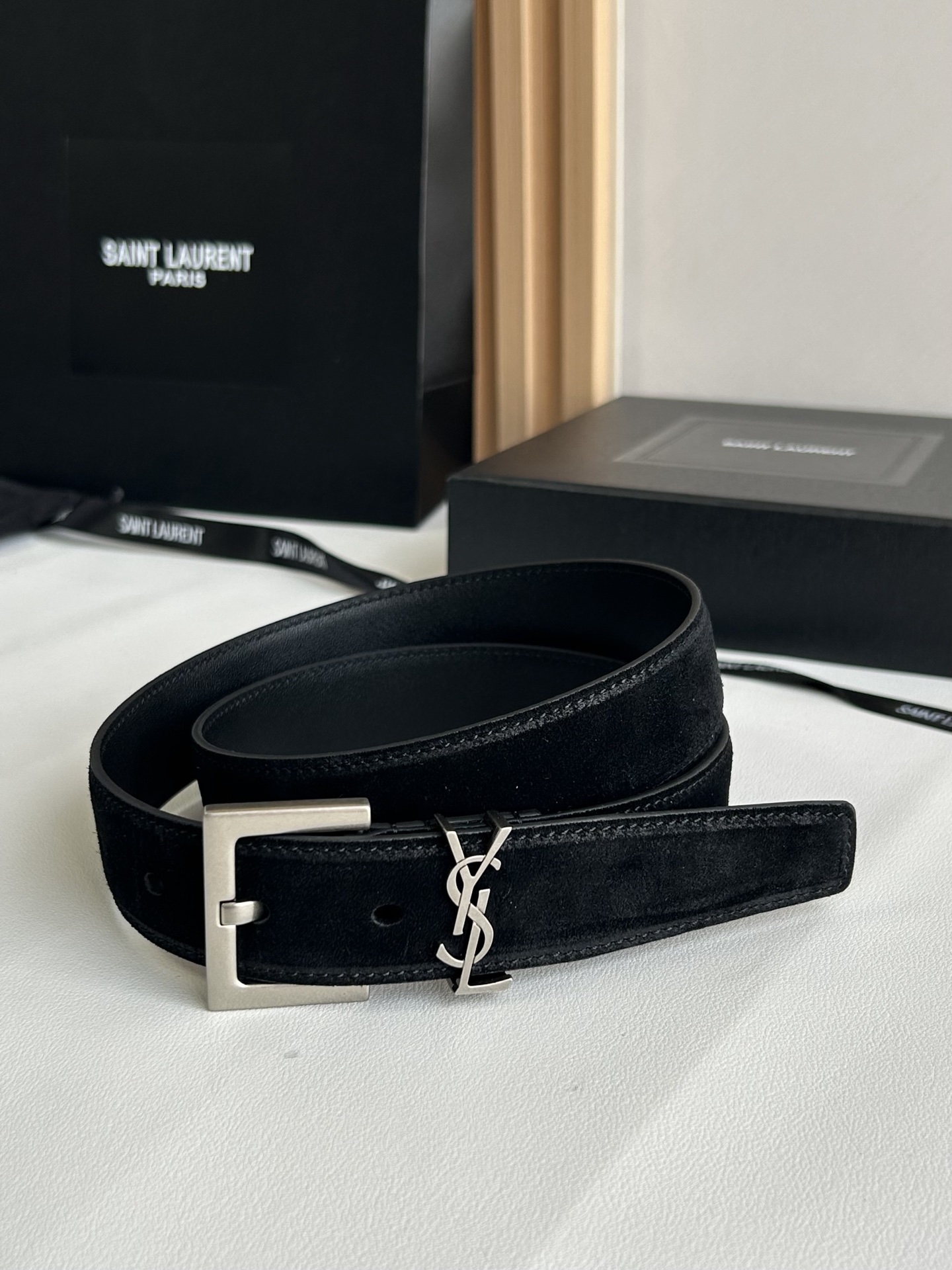 聖羅蘭 女士腰帶，進口小牛皮 配以CASSANDRE 標識腰帶環。古銅色金銀五金可選。精緻優雅的設計，寬度3.0cm