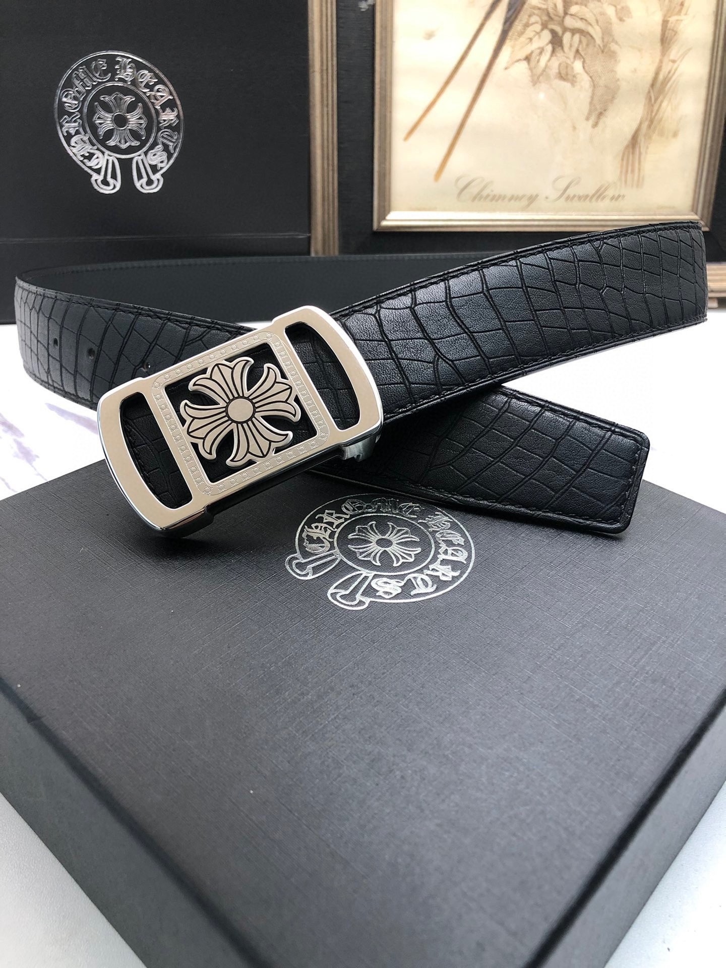 克羅星：原單頭層牛皮燙印花紋面，內襯頭層小牛皮底，搭配原單自動扣，可裁剪的自動帶，此款腰帶面雙採用意大利原定廠制進口牛皮帶身 ，對專版櫃足寬3.5