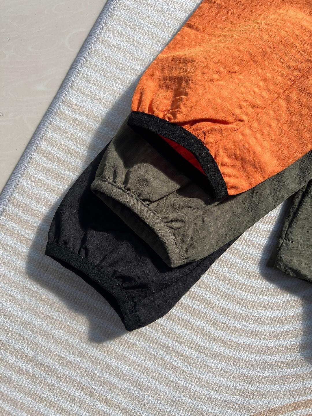 2026年春季新款猛獁象MAMMUT輕量單層彈力外套夾克 男女同款 軟殼連帽夾克
面料95的聚酯纖維 5的氨綸 輕盈帶彈力  手感柔軟舒適   不靜電 質感輕膚，，自帶纖維紋理 ，格紋凹槽 空氣流通  可快速散熱  吸濕排汗 
款式設計簡約大牌，胸口拼布拉鍊口袋 ，多處細節採用四針六線🧵設計點綴，肉眼可見的工藝美
手插口袋，做的壓膠無痕一公分外延  內隱藏拉鍊口袋 上下刺繡鎖邊 提升品質
彈力袖口 輕便舒適 ，下擺出帶有調節繩，穿搭風格可隨意切換
日常休閒  上班通勤 戶外運動  舒適百搭