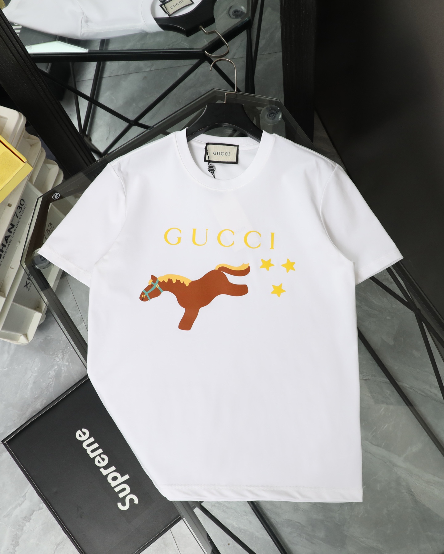 GUCCI/古馳  2026新款短袖卡通系列馬年限定小馬印花T恤男女同款

    這款可愛風格的短袖T恤，採用重磅純棉材質，印花是水印透氣性極佳，讓你在炎炎夏日也能保持清爽。
    螺紋領口定制1比1螺紋，二本針雙縫線，不縮水不變形，甄選好棉，成就了軟糯細膩的膚感質感出色，讓你在脫穎而出，還持久耐穿整體是簡約精緻的款式，經過無數次調配的版型上身更顯時筆風度，潮流感拉滿顯瘦“小心機”，落肩設計修飾肩膀厚度，活力滿滿
顏色：  黑色    白色
尺碼：M~2X
尺碼表：圖9