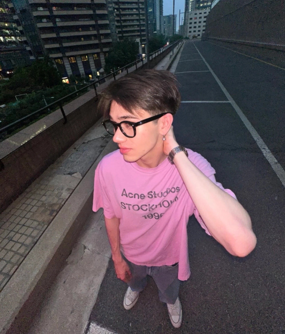 🔝Acne Studios 26SS 1996字母印花短袖T恤
面料是定制定染的32支220g原版雙紗棉，胚布經過高盂環保染色，裁大貨前還要進行高溫環縮水，降低縮水率的同時使得手感更柔軟舒適，印花方面必須五層膠漿，第一遍必須為進口打底漿，填平布料上極為細小的線洞，再由高溫床烤乾再劇頗色，採用油墨因熱平網印花，一共刷五層，每一層間隔為時間為30分鐘，才能保證出來的成品保持原版的質感，全套開發輔料
尺碼：S-XL