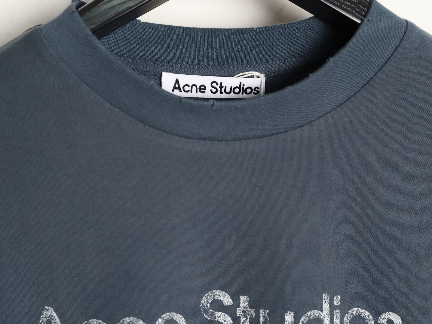 🔝Acne Studios 26SS 1996字母印花短袖T恤
面料是定制定染的32支220g原版雙紗棉，胚布經過高盂環保染色，裁大貨前還要進行高溫環縮水，降低縮水率的同時使得手感更柔軟舒適，印花方面必須五層膠漿，第一遍必須為進口打底漿，填平布料上極為細小的線洞，再由高溫床烤乾再劇頗色，採用油墨因熱平網印花，一共刷五層，每一層間隔為時間為30分鐘，才能保證出來的成品保持原版的質感，全套開發輔料
尺碼：S-XL