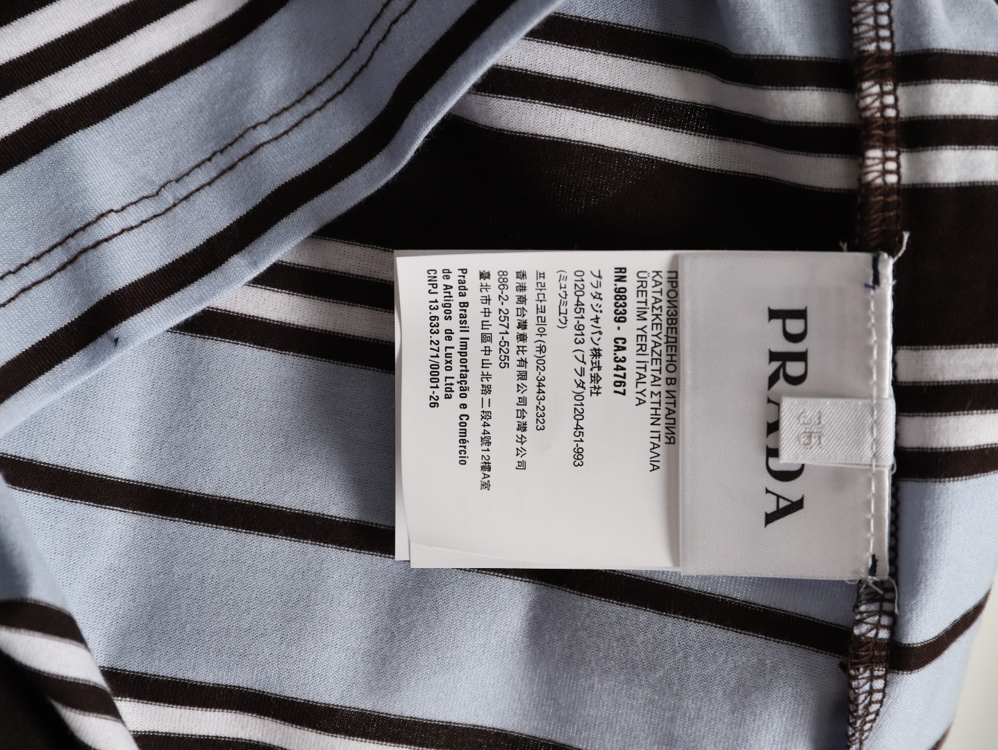 🔝PRADA普拉達PRD 藍色條紋口袋短袖T恤
定制精密60支雙股尊享條紋料，人體學立體裁剪，慢工出細活，做工複雜，繁瑣 時效慢，損耗高，手工紅外線畫線口袋，以紅外線技術為輔助，實現口袋位置的精准定位與標記，即保留了手工縫製的精細與靈活性，面料都經過澆洗，手感質感更佳，不易變形，不易縮水，不易褪色，合身版型
B Size：36 38 40 42