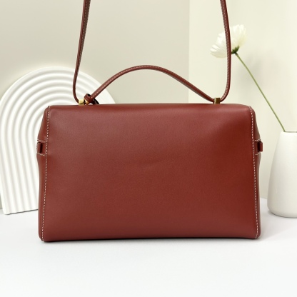 𝓸𝓻𝓸 𝓟𝓲𝓪𝓷𝓪 諾悠翩雅
𝑬𝒙𝒕𝒓𝒂 𝑩𝒂𝒈 𝑳𝟐𝟕 
寬開口加大容量斜挎包，包型設計更立體更有型，包身採用進口原廠小牛皮，手感柔軟而獨特，包包內部結構多了內袋。雙向加長拉鍊開合，配有My Charms金色金屬掛飾（LP特級純鋼五金配件）
size：27*16*10釐米
配全套專櫃禮盒包裝🎁