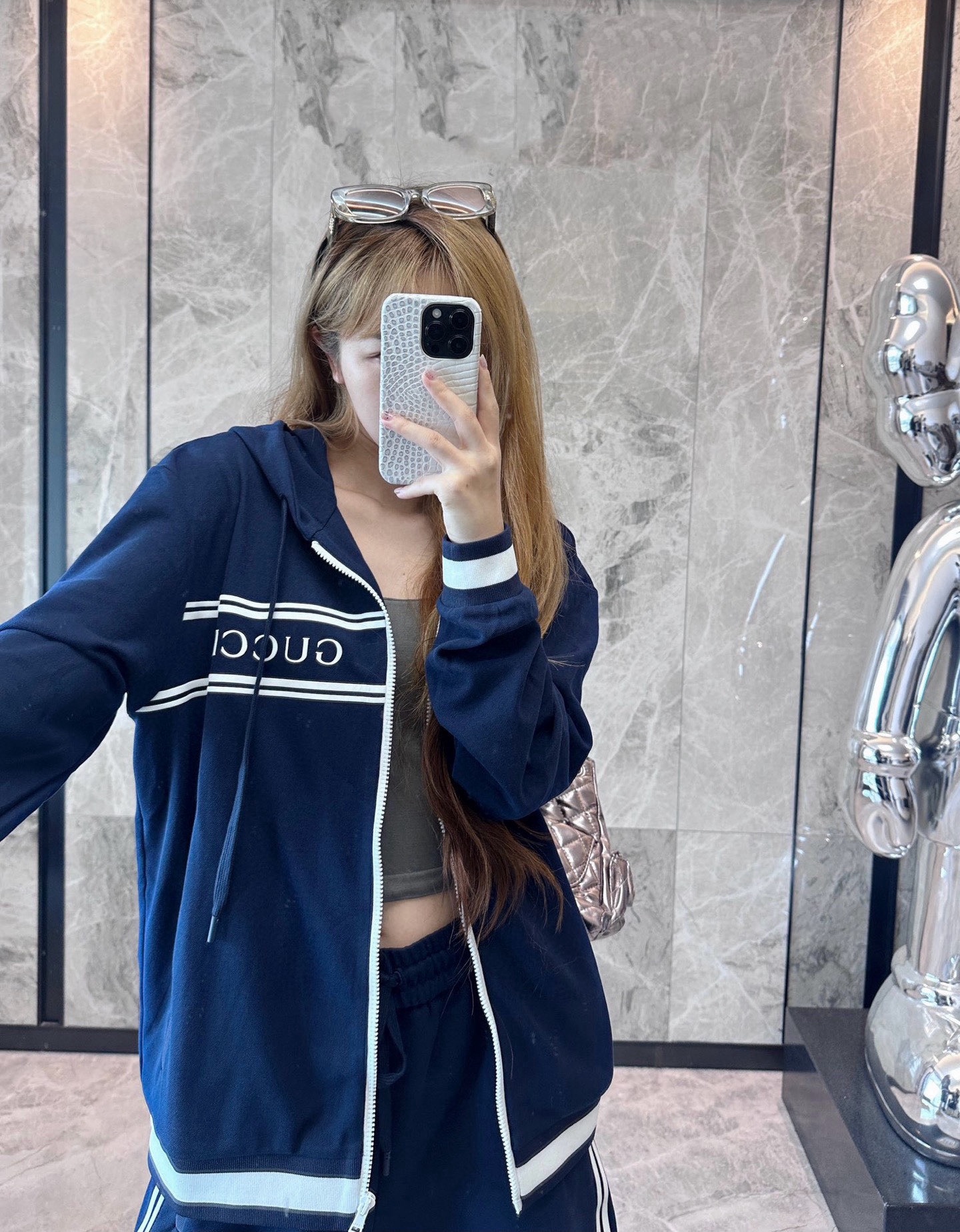 Gucci/古馳 G字母膠條拉鍊連帽外套
這款單品出自Lido系列，設計靈感源自意大利海岸的夏日風情和海灘俱樂部，早秋系列聚焦基礎廓形與經典細節，匠心呈獻日常服飾和晚裝造型，這款休閒連帽衛衣採用平紋針織面料精制而成，中央貫穿點綴G標識條紋印花，男女同款，定制輔料三標
A Size:S-XL