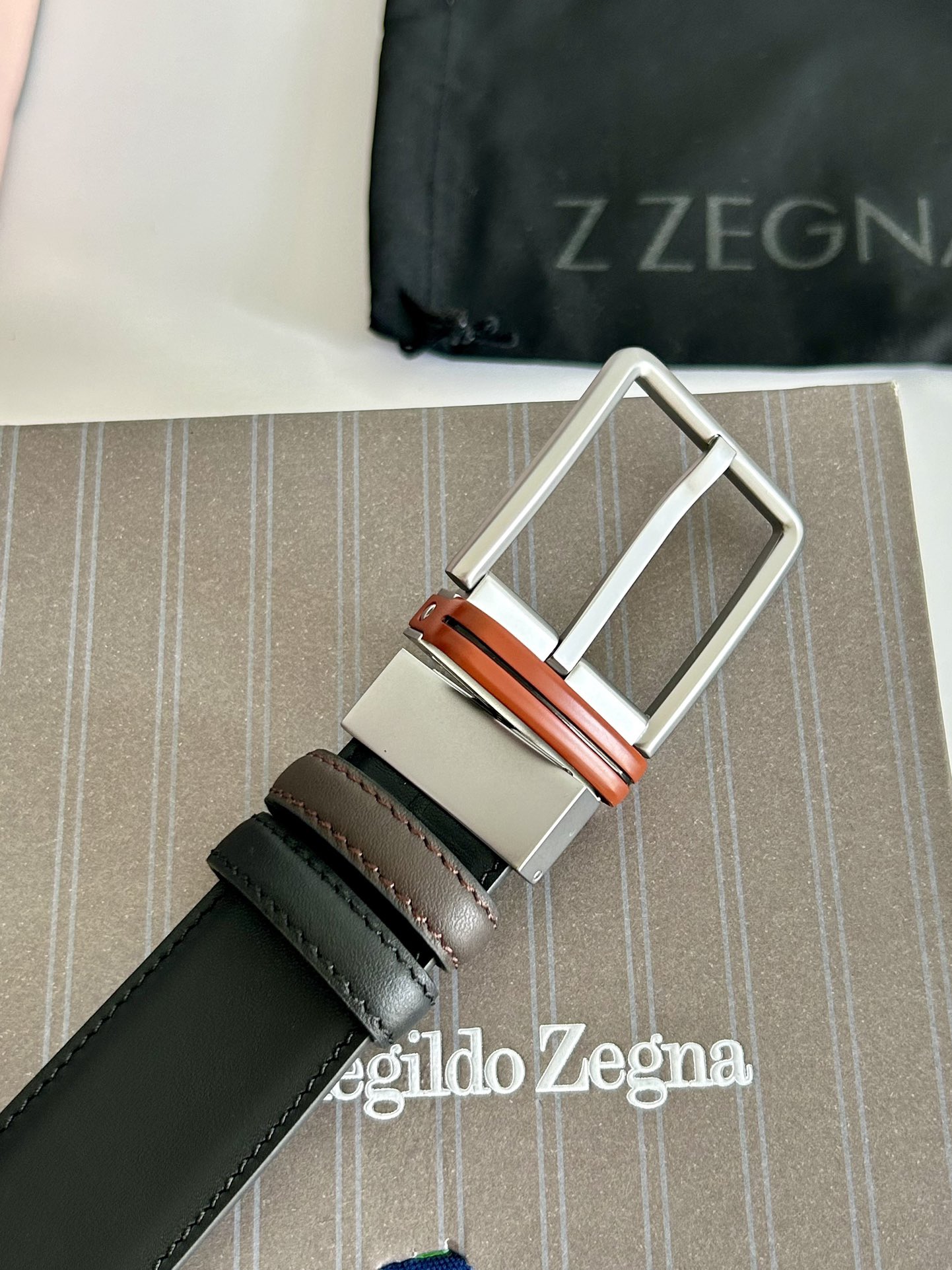 傑尼亞【Zegna】何謂當代男士 活動造型 系列，新款純銅旋轉針扣，雙面可用 隨心搭配，寬3.5cm，男士風尚的全新概念.