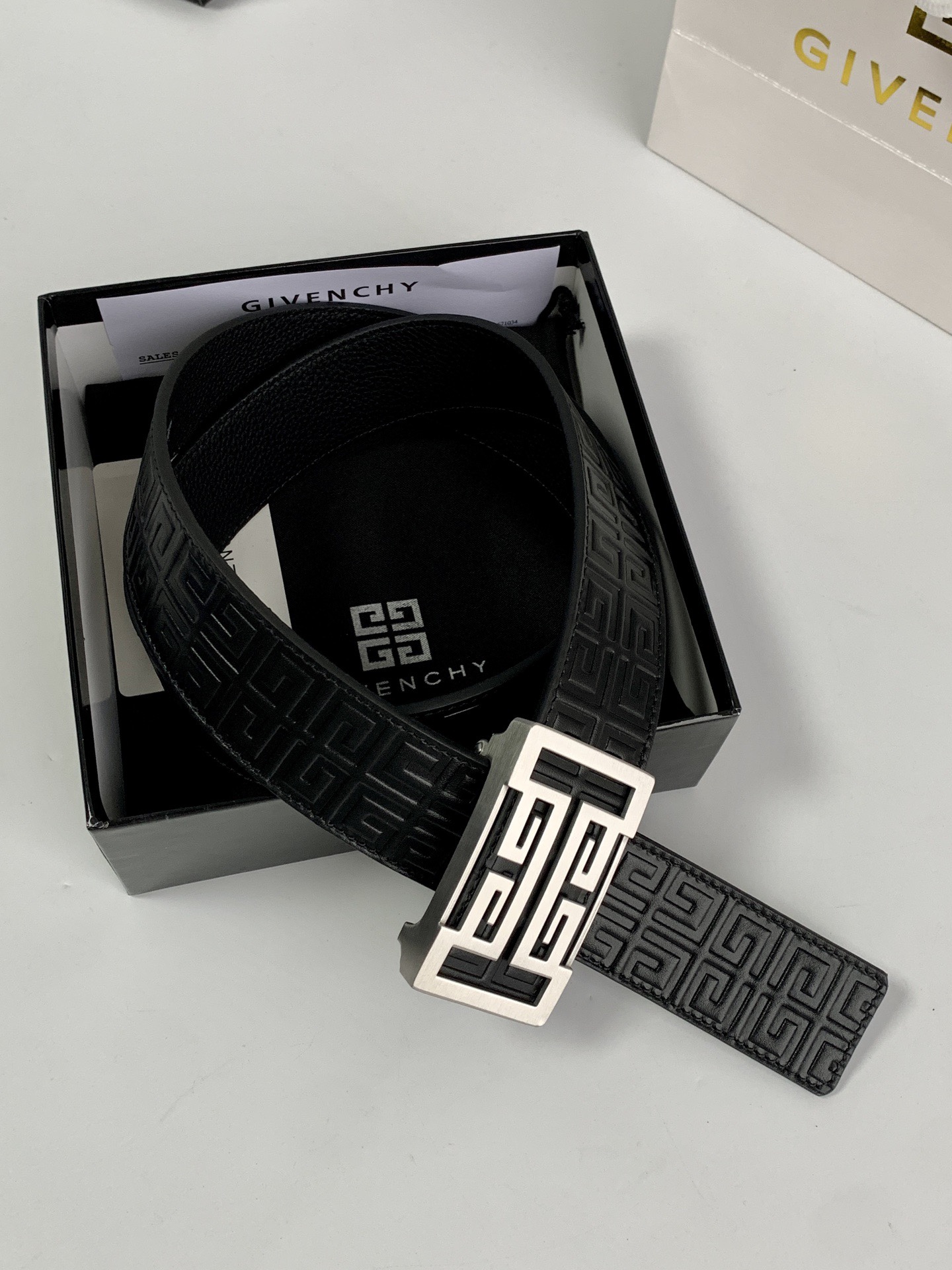 【紀梵希】新款男士 頭層小牛皮黑色壓花腰帶，內襯荔枝紋底，寬38毫米.搭配不鏽鋼經典4G自動扣.商務服裝造型的完美搭配。永恆經典！