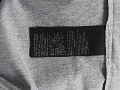 🔝SAINT LAURENT聖羅蘭SLP 小標純色徽標短袖T恤
正品購入開發，50支雙股精品賽爾棉170克，1*1拉架羅紋280克，進口刺繡，面料酵洗，定制1：1商標，寬松版型
B Size：S-XL