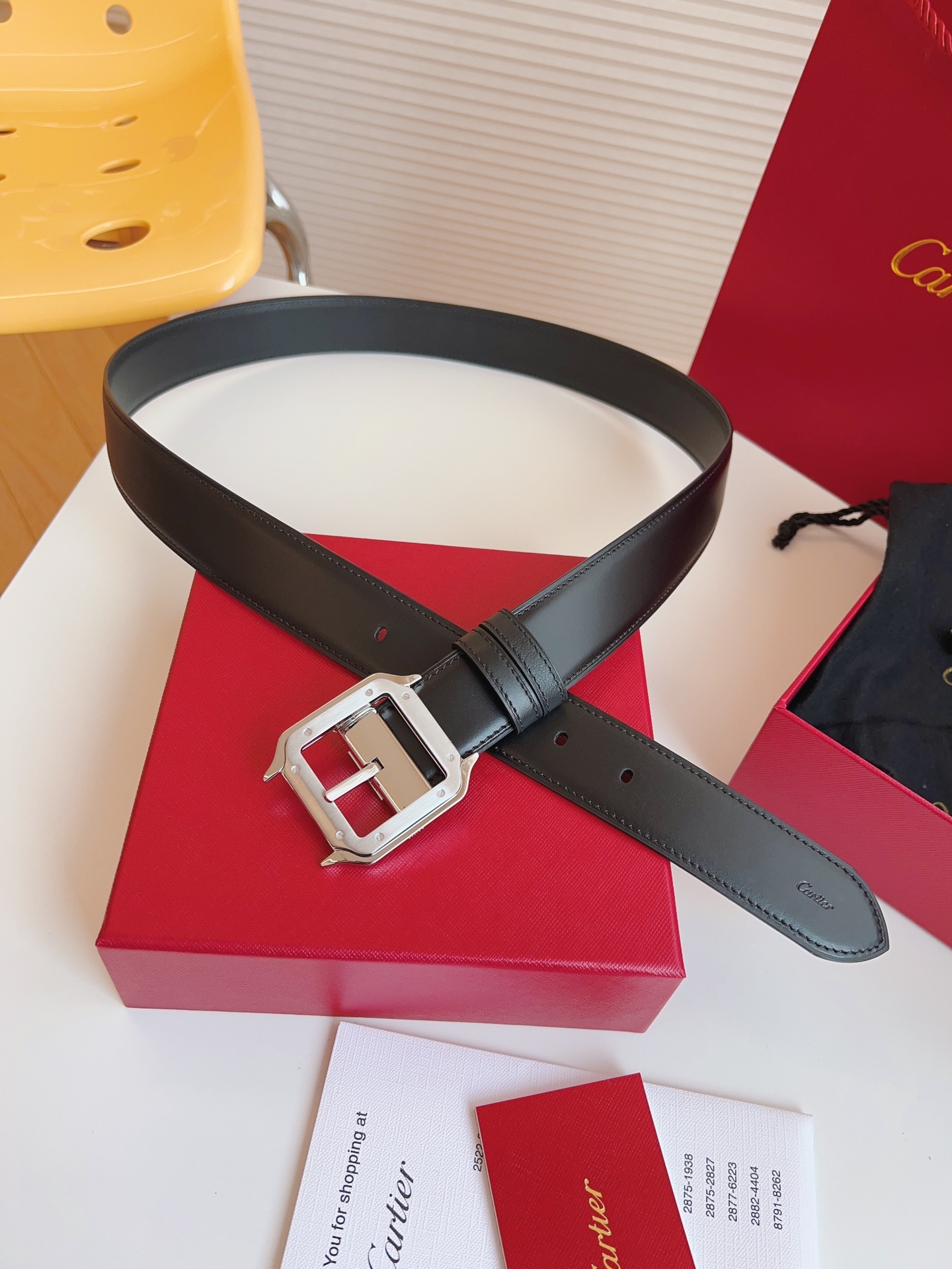 
Cartier（卡地亞）憑借匠心傑作展現與眾不同的美感，融合精湛工藝與經典設計，演繹雋永風格；瀟灑不羈，果敢獨立！此款式易搭配服飾；休閒正裝兩相宜。皮帶寬度：35mm