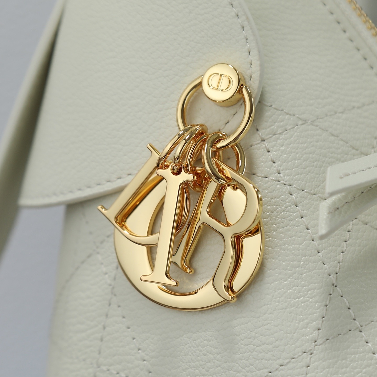 原廠皮 小號粒面牛皮 白色

Voyage秋冬系列
又是一個王炸級別，直接擊中心巴上
自帶鬆弛感，包形柔軟又隨意
經典藤紋格，雙拉鍊設計
整體高級又時髦，精緻感滿滿的字母吊墜
細節非常到位，超大的容量，自用超輕便
時髦精們都懂這款的含金量

型號：2845

size:22*9.5*15cm