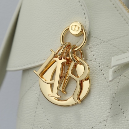 原廠皮 小號粒面牛皮 白色

Voyage秋冬系列
又是一個王炸級別，直接擊中心巴上
自帶鬆弛感，包形柔軟又隨意
經典藤紋格，雙拉鍊設計
整體高級又時髦，精緻感滿滿的字母吊墜
細節非常到位，超大的容量，自用超輕便
時髦精們都懂這款的含金量

型號：2845

size:22*9.5*15cm