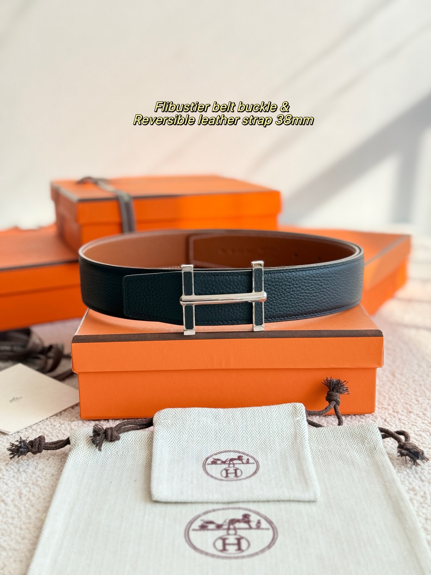 
❤️款 （ Y AA 080 ）Flibustier 精品五金 搭配双面进口 TOGO皮 宽度38MM 以其精湛工艺高品质材料和经典设计备受推崇 是男士腰带顶级选择 简约大气 适合商务和休闲场合 产品手感细腻 不仅是实用配饰 更是身份与品味的象征 ❤️