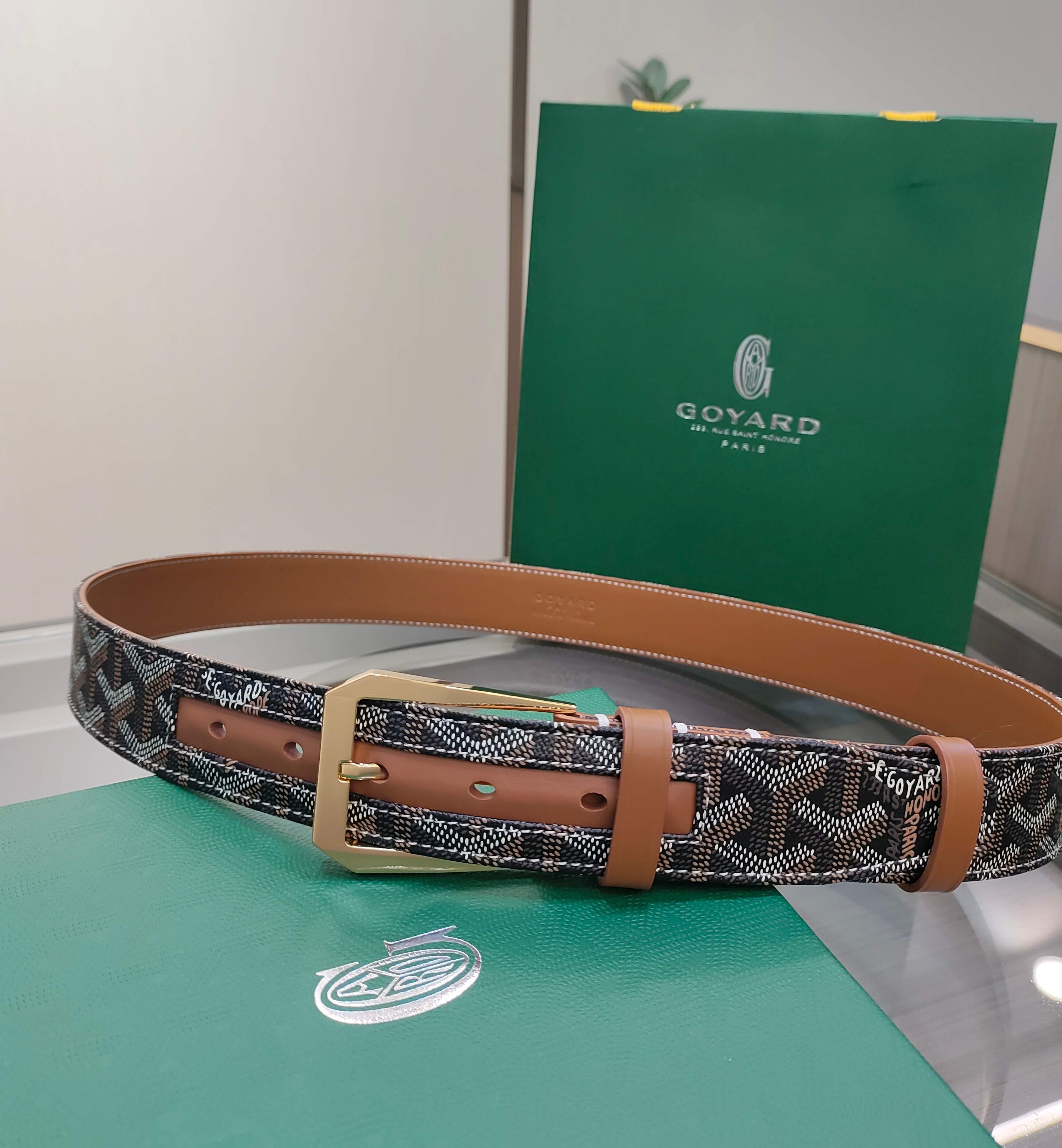 
Goyard(戈雅)腰帶源於法國奢侈品牌，設計風格簡約低調，腰帶身有標誌性帆布搭配進口頭層牛皮，腰帶扣採用簡約精品鋼扣，延續品牌的低調奢華，帶身寬度3.4CM，適用商務休閒日常佩戴。