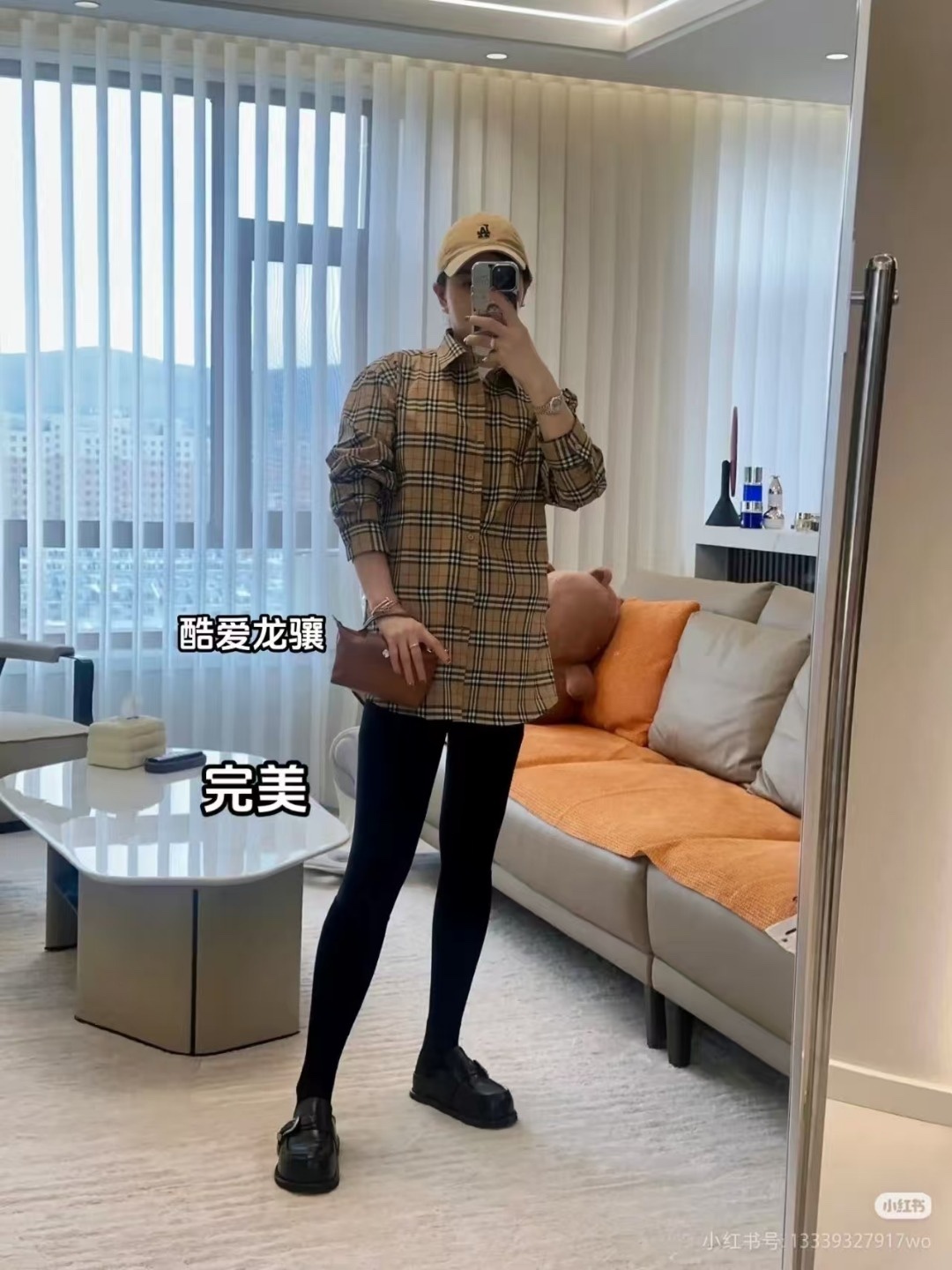 Burberry/巴寶莉 經典口袋小格紋棉質長袖襯衫
面料採用雙股80支梭織小斜紋面料，格紋對位，
紗線定織定染，每個獨立的尺碼都是定位裁片，前幅，口袋，
袖子等部位都是對格對位的，工序複製，費時費料，採用純天然珍珠貝殼紐扣，
洗水嘜定制，多處手工一片一片激光剪裁對位，
所有工序，用料都是ZP做法，區別市面一眼假版本
顏色：卡其小格
S Size：S-XL