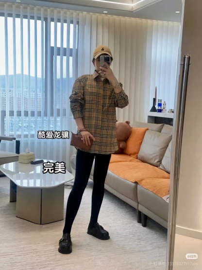 Burberry/巴寶莉 經典口袋小格紋棉質長袖襯衫
面料採用雙股80支梭織小斜紋面料，格紋對位，
紗線定織定染，每個獨立的尺碼都是定位裁片，前幅，口袋，
袖子等部位都是對格對位的，工序複製，費時費料，採用純天然珍珠貝殼紐扣，
洗水嘜定制，多處手工一片一片激光剪裁對位，
所有工序，用料都是ZP做法，區別市面一眼假版本
顏色：卡其小格
S Size：S-XL