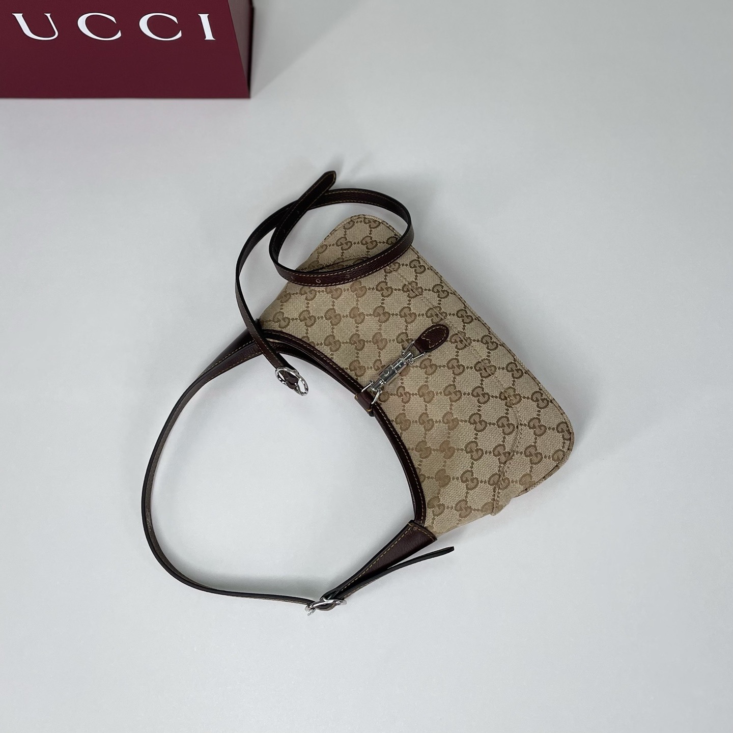 Gucci by Demna新系列，把Gucci的復古奢華玩出了新高度，新品的每一處細節都透著設計師的巧思，經典元素被重新演繹後更具辨識度，從日常腋下包到晚宴流蘇包，風格跨度大卻又統一得很高級。款號863137杏棕，尺寸27X13X6
