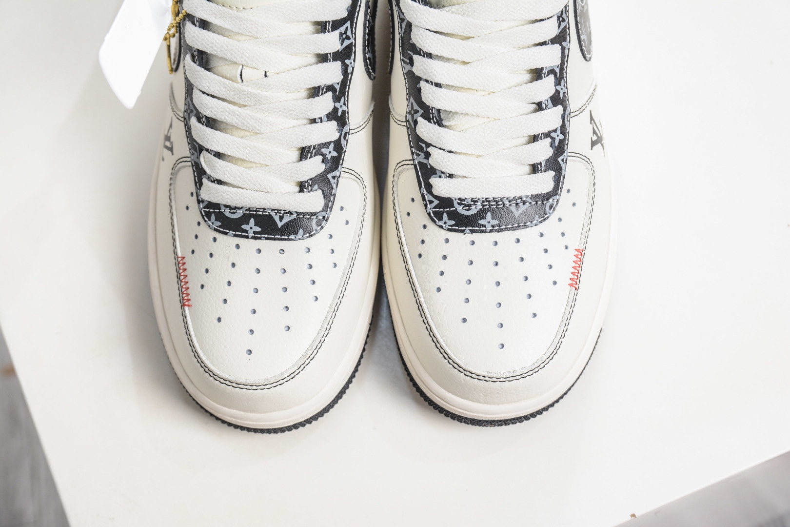 Nike Air Force 1 Low 07 x Louis Vuitton LV聯名-米白黑 
貨號:LV2288 002
Size：36 36.5 37.5 38 38.5 39 40 40.5 41 42 42.5 43 44 44.5 45
