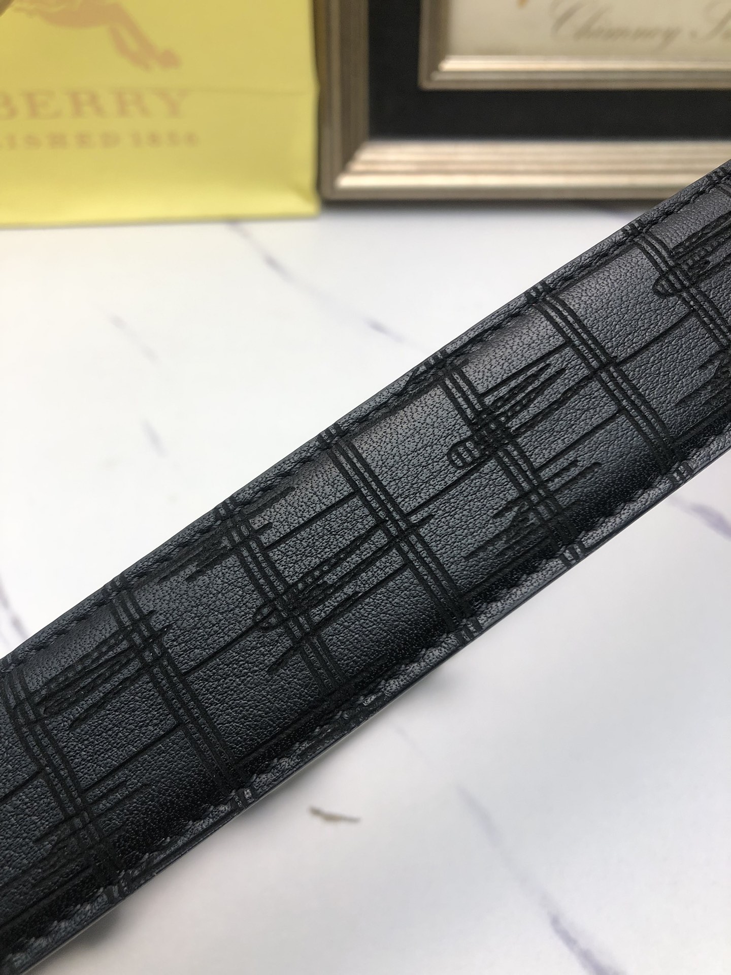 巴寶莉：原單頭層牛皮燙印花紋面，內襯頭層小牛皮底，搭配原單自動扣，可裁剪的自動帶，此款腰帶面雙採用意大利原定廠制進口牛皮帶身 ，對專版櫃足寬3.5