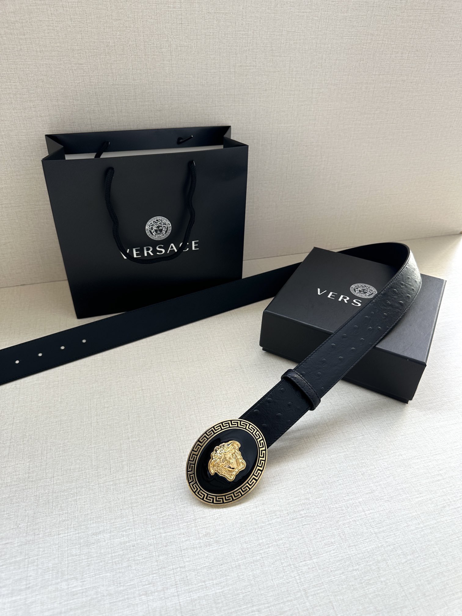 寬度：4.0cm （範思哲） 此款橢圓五金配件、腰帶飾有標誌性的Versace美杜莎頭像扣，彰顯品牌格調。是一款精美的衣櫥必備單品。