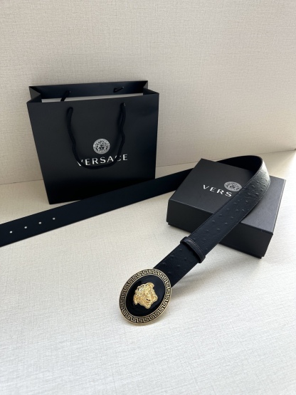 寬度：4.0cm （範思哲） 此款橢圓五金配件、腰帶飾有標誌性的Versace美杜莎頭像扣，彰顯品牌格調。是一款精美的衣櫥必備單品。