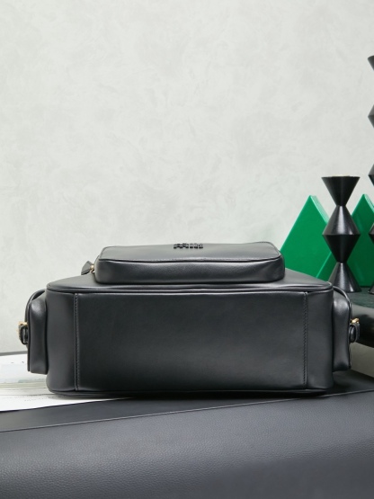 Miu新品特色款式中古机车包，超重工制做，精致柔软做旧擦色小羊皮，呈现百搭复古风格，多口袋元素与精美的五金配件彰显质感与实用性，延续 miu不拘一格，大胆创新，慵懒不鞍却又自然洒脱的风格，个性鲜明，能驾驭各种风格，上班通勤外出旅游都是绝佳选择，容量相当可光
尺寸：32X19 X14 cm