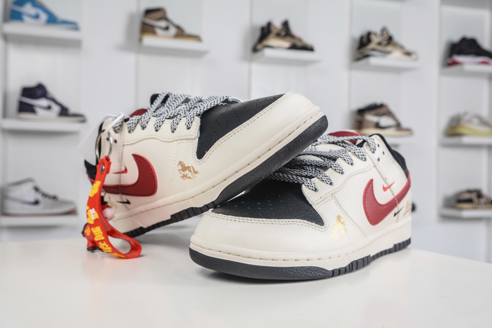 Nike SB Dunk Low 馬年限定聯名-白黑紅三鈎 
貨號:MY9969 905
尺碼：36 36.5 37.5 38 38.5 39 40 40.5 41 42 42.5 43 44 44.5 45