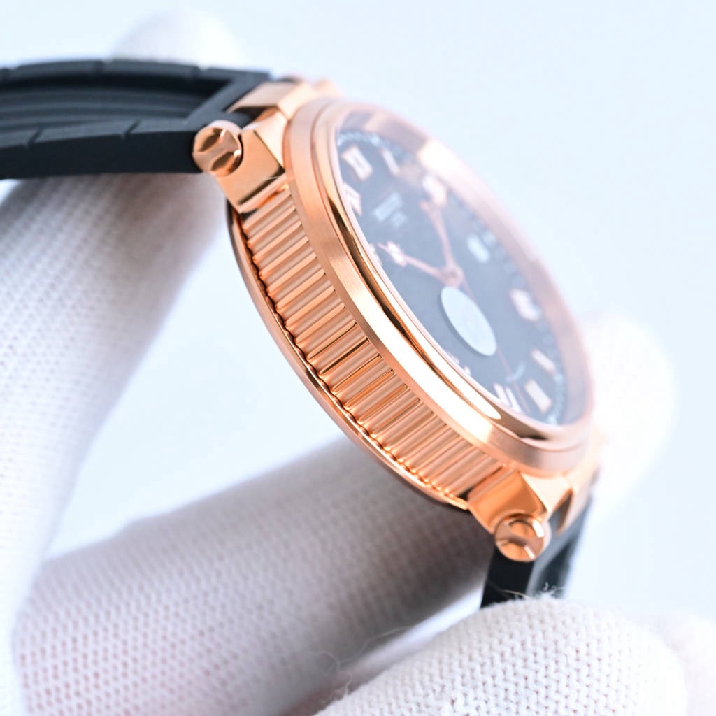 CF新品發佈會，寶璣-Breguet
航海MARINE航海系列5517款腕表，航海天文鐘的起源作品，“時計本是兵家利器”說的就是這款腕表，鐘錶界的巨作。工廠全面抄寫原裝數據，98%還原殼型字面，彰顯原裝優雅硬朗的氣質，原裝同款777A自動機械機芯，鐫刻獨立編號與寶璣先生簽名。直徑40毫米。正反均為藍寶石防刮玻璃，旋入式防水錶冠。實測防水深度100米。搭配飾有太陽放射紋錶盤，配裝進口天然橡膠錶帶，以零頭的價格給您帶來原裝超值體驗。