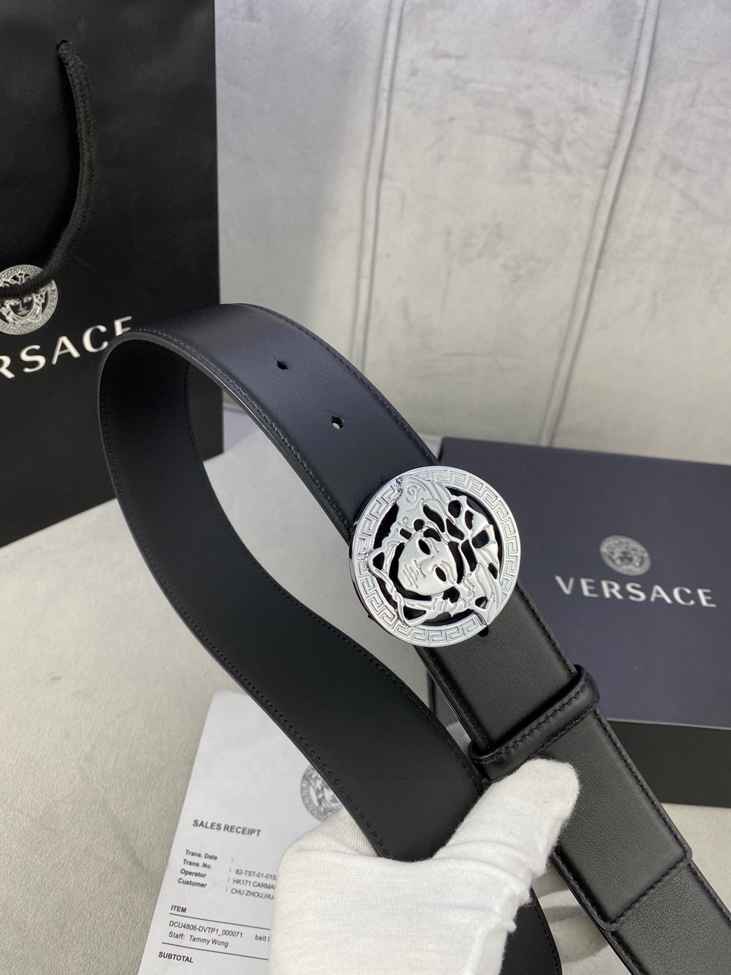 寬度3.8cm VERSACE（範思哲）此款平面皮帶採用小牛皮製成，配有一枚真空電鍍美杜莎頭像腰帶扣，採用穿孔閉合。