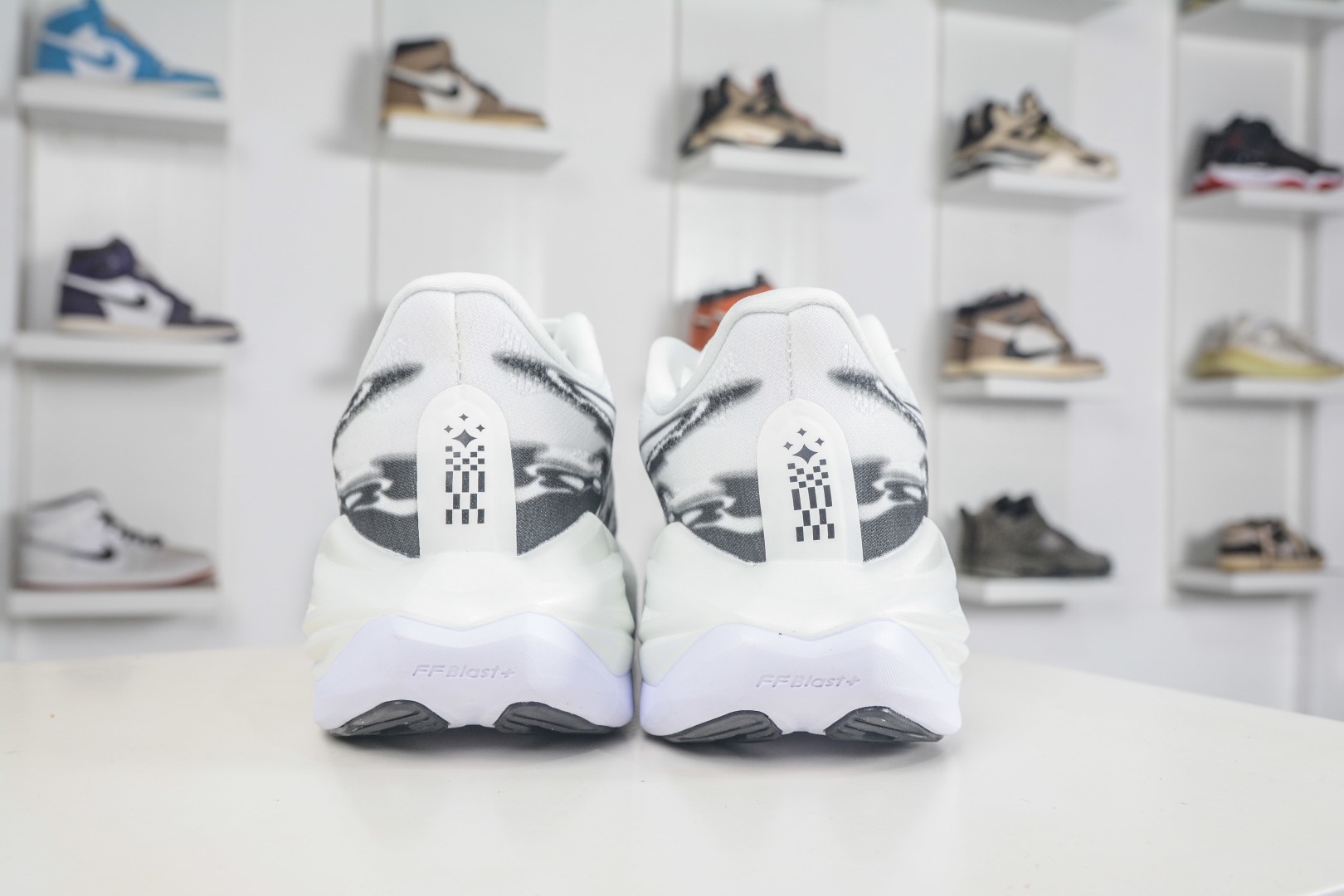 Asics SuperBlast 3 輕量回彈舒適透氣支撐跑步鞋 
貨號：1013A177 002
尺碼：36 37 37.5 38 39 39.5 40 40.5 41.5 42 42.5 43.5 44 44.5 45